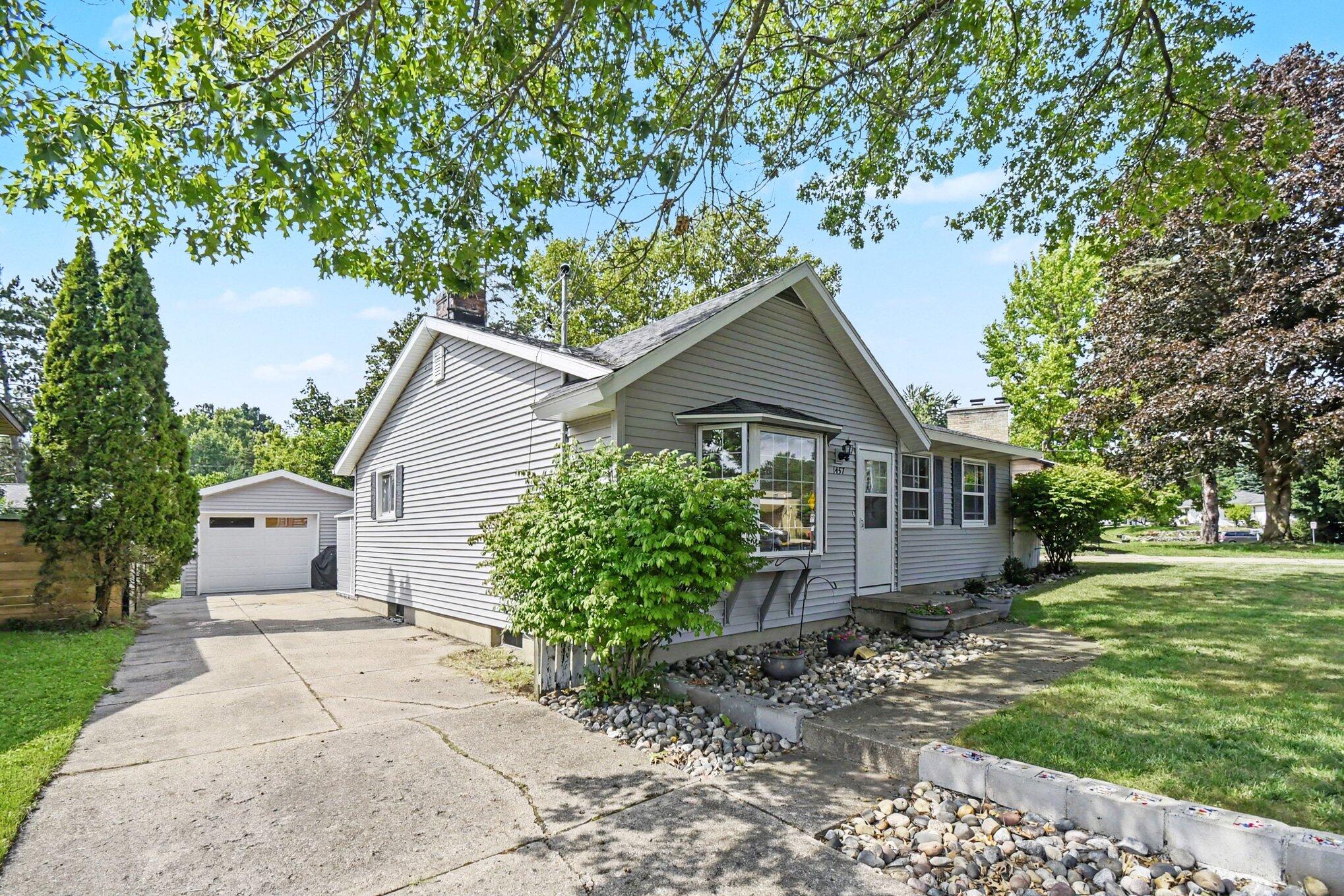 1457 Laughlin Drive NW Grand Rapids MI 49504