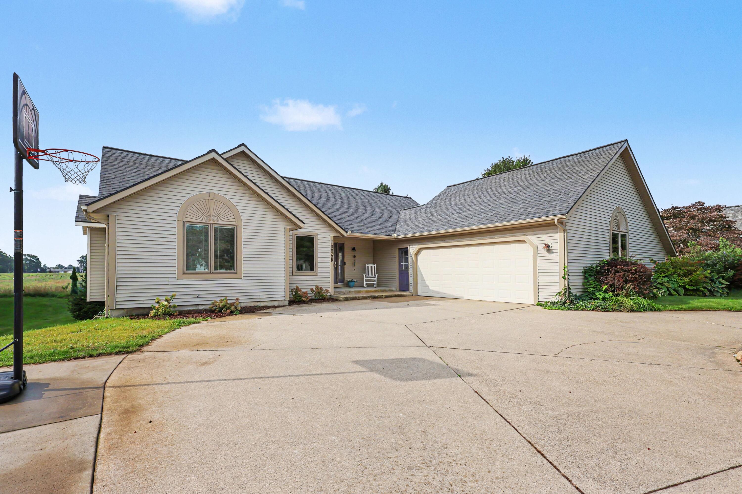 10068 Holiday Drive Zeeland MI 49464