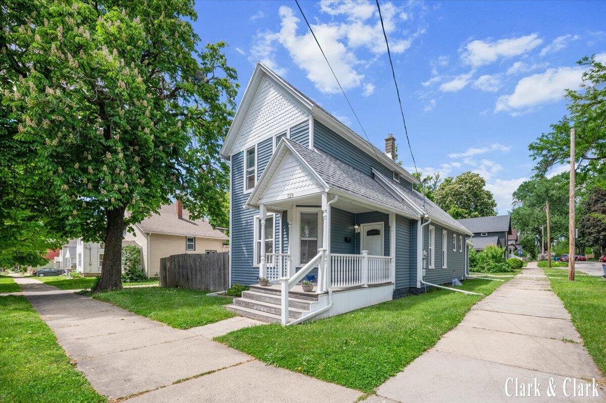 529 Carrier Street NE Grand Rapids MI 49505