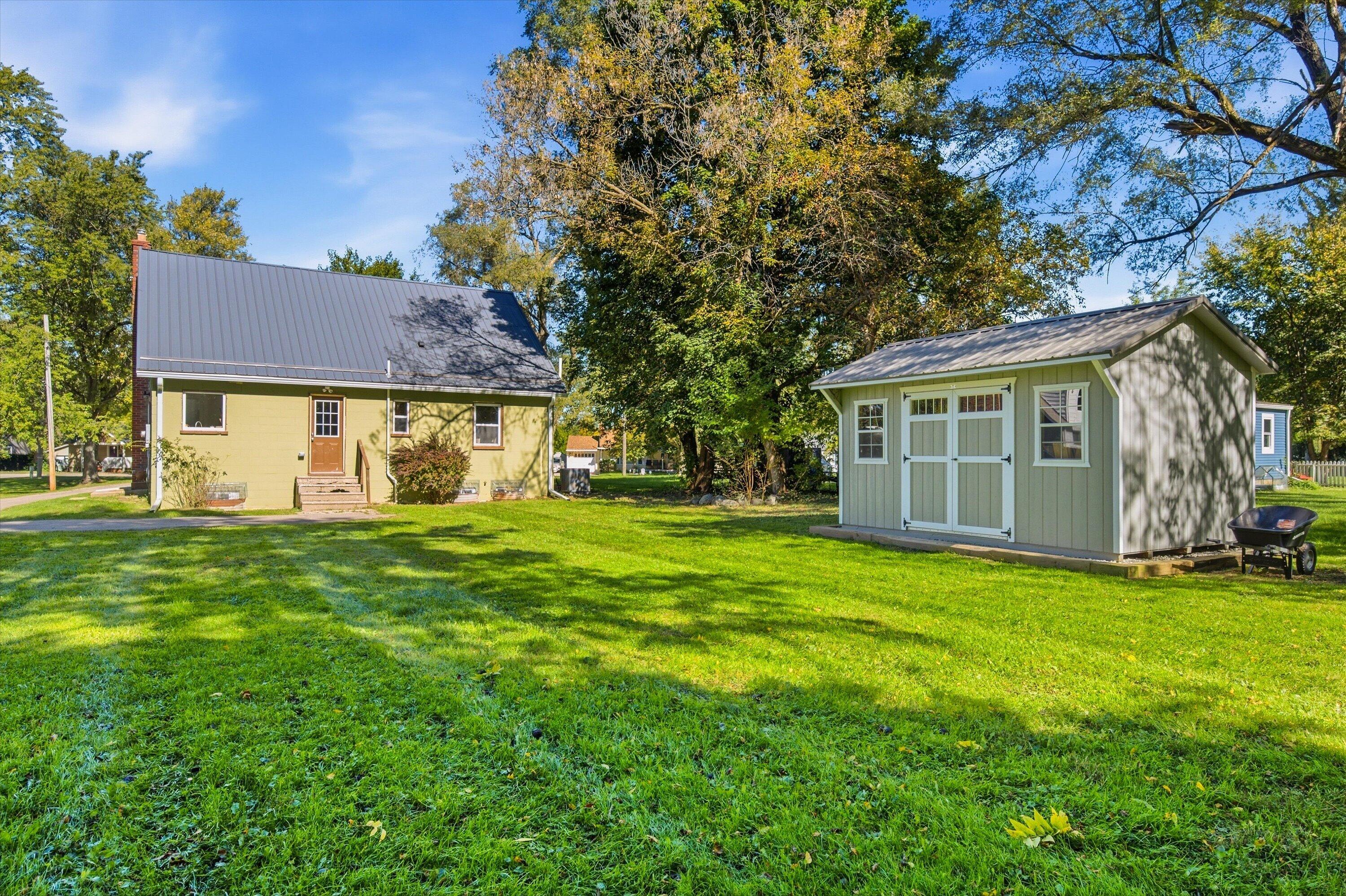 835 W Silver Lake Road Fenton MI 48430