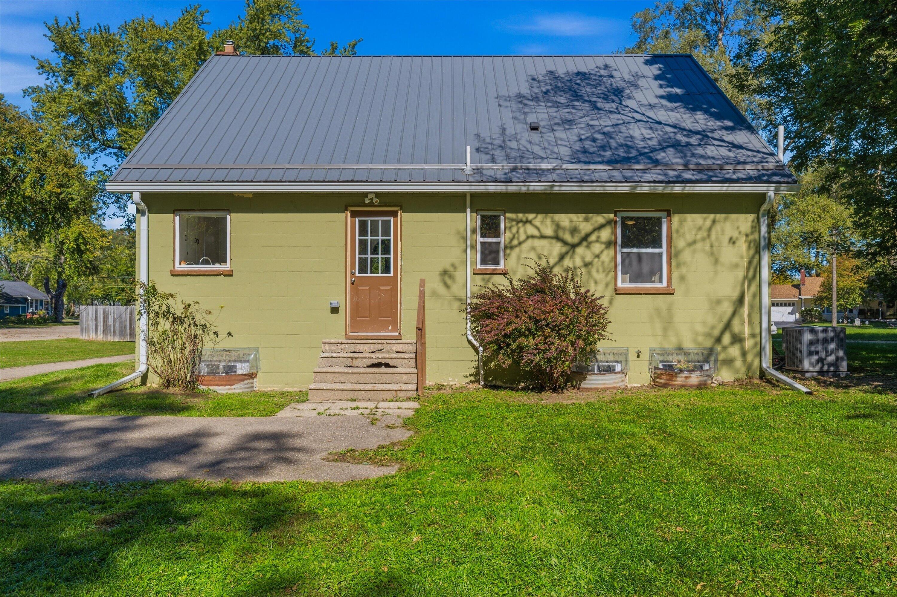 835 W Silver Lake Road Fenton MI 48430