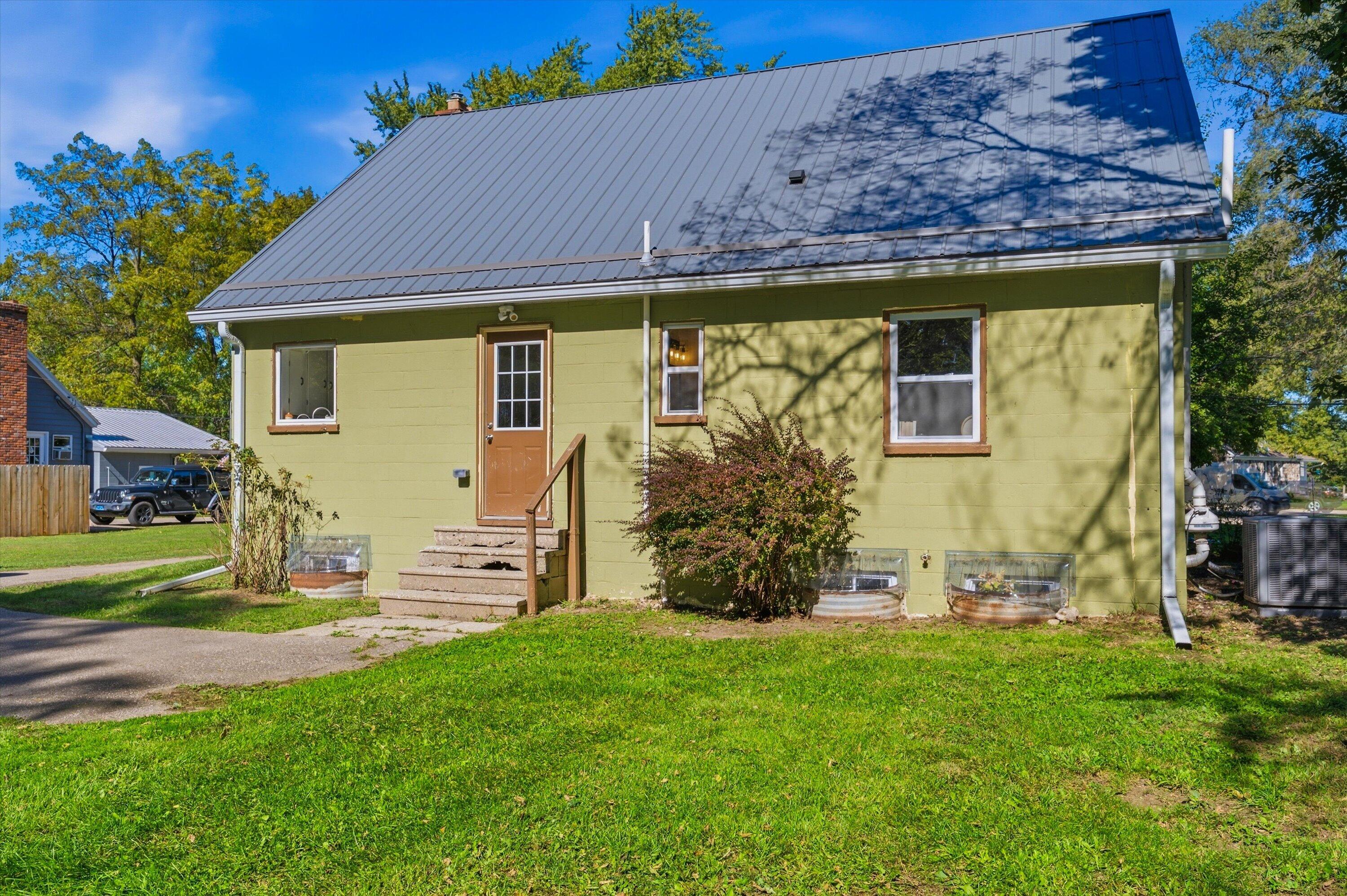 835 W Silver Lake Road Fenton MI 48430