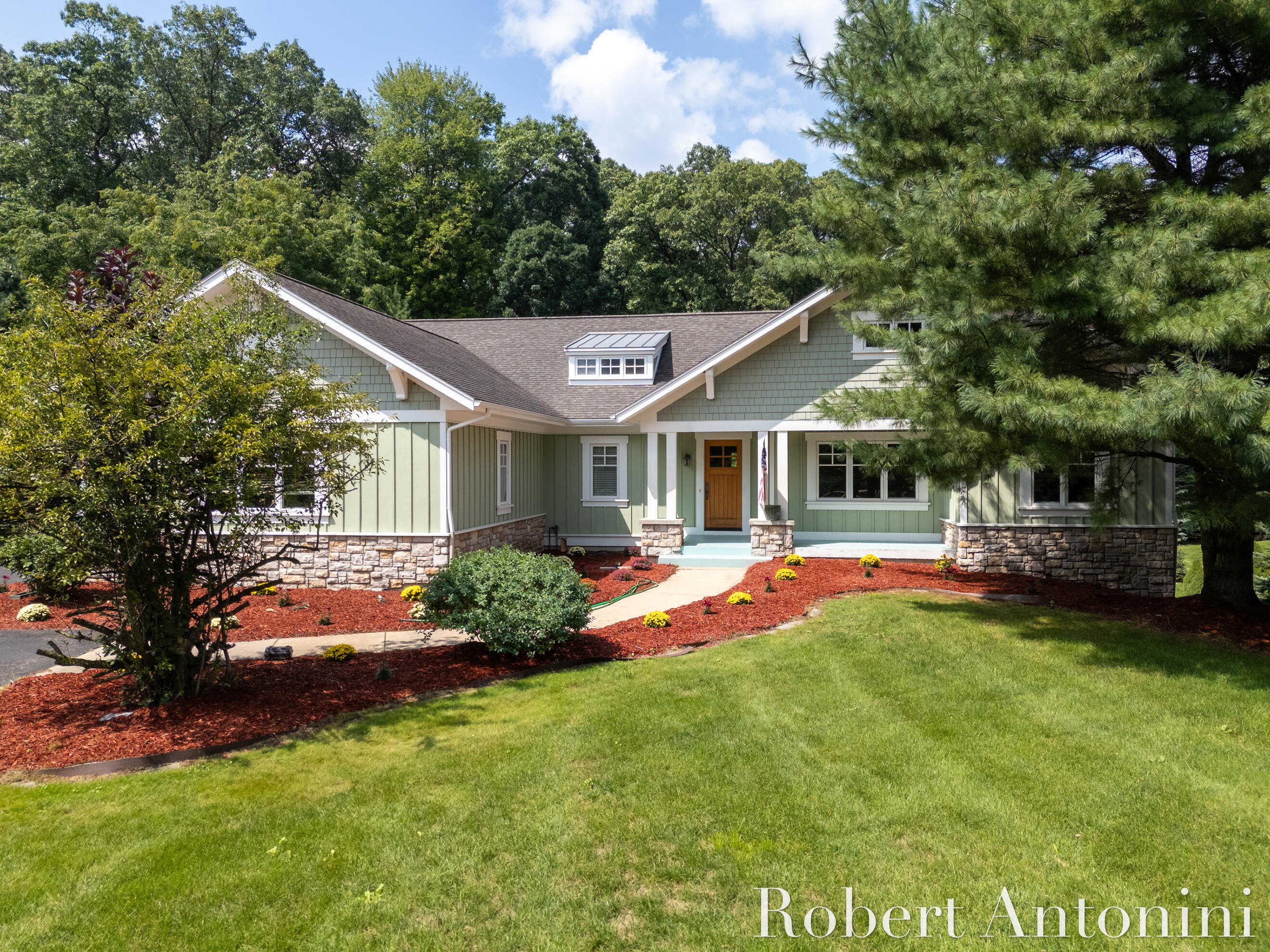 2025 Pine Nook Court NE Grand Rapids MI 49525