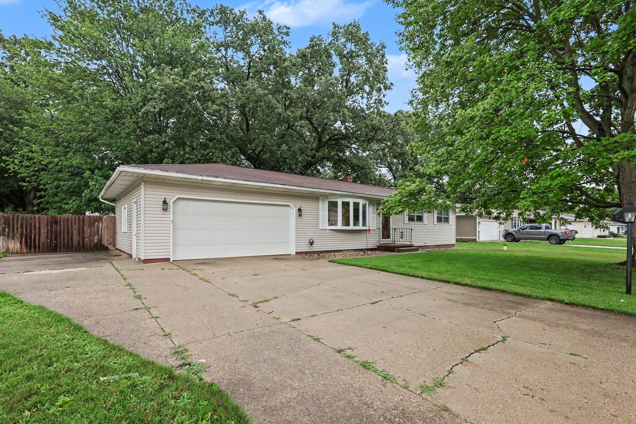 1830 Kings Court Muskegon MI 49445