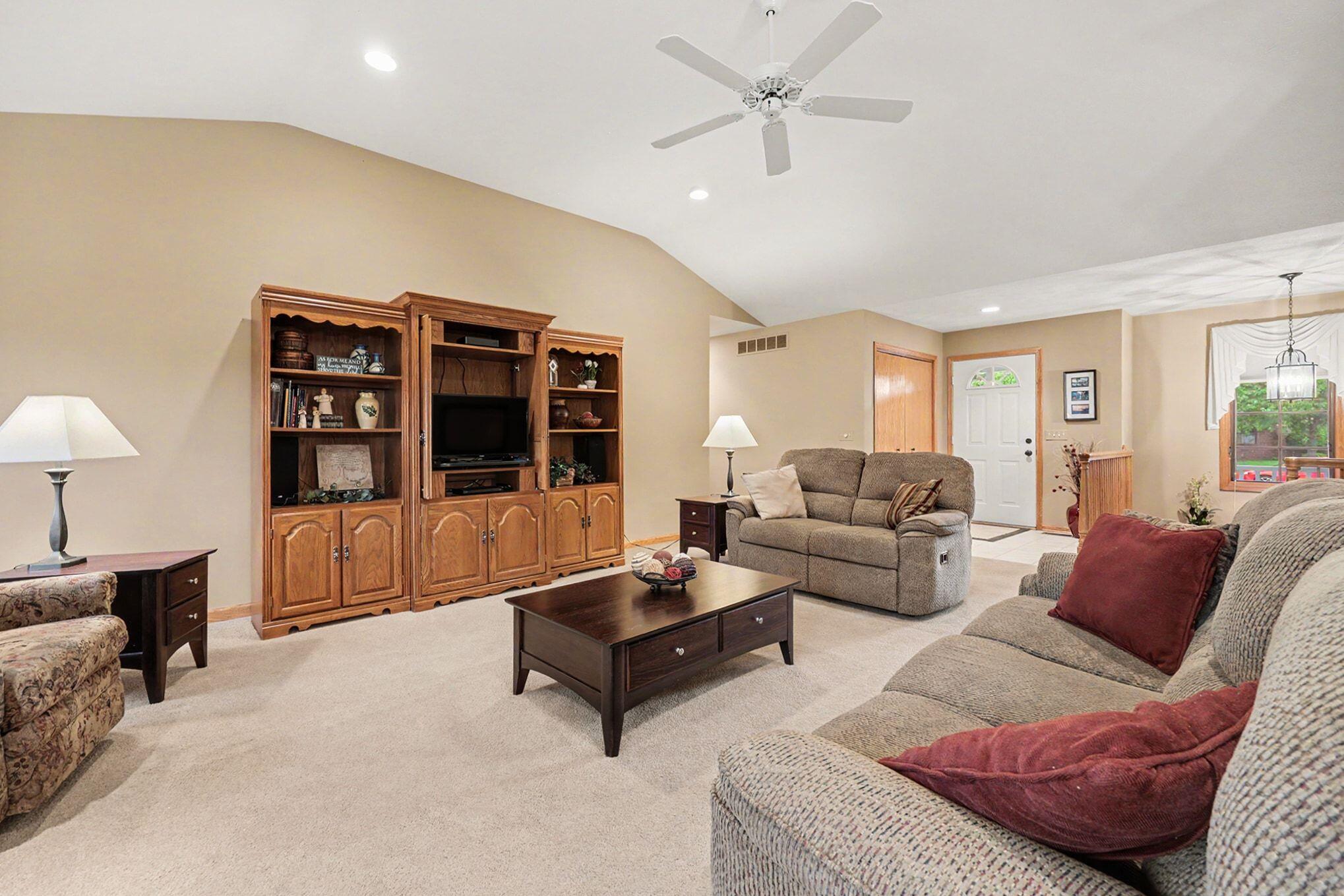 2045 Meadowdale Drive NW Grand Rapids MI 49504