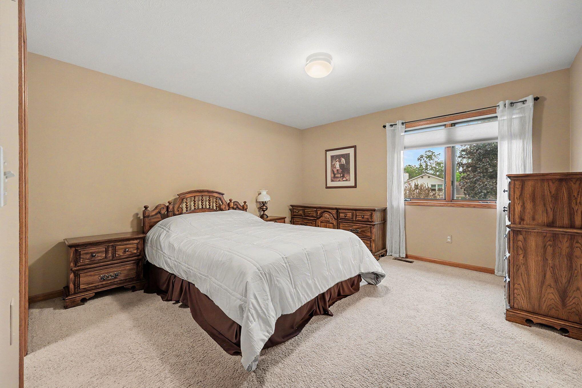 2045 Meadowdale Drive NW Grand Rapids MI 49504