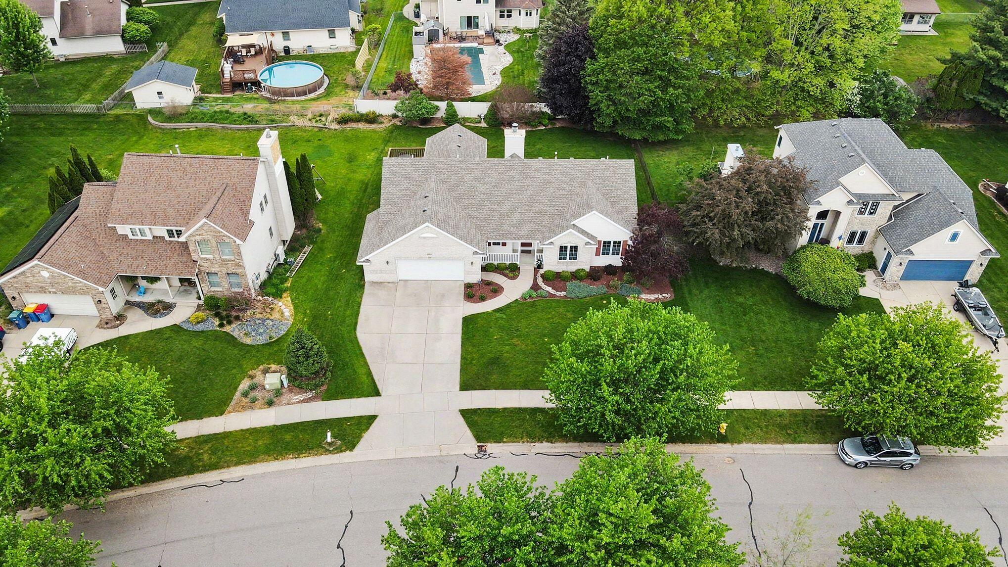 2045 Meadowdale Drive NW Grand Rapids MI 49504