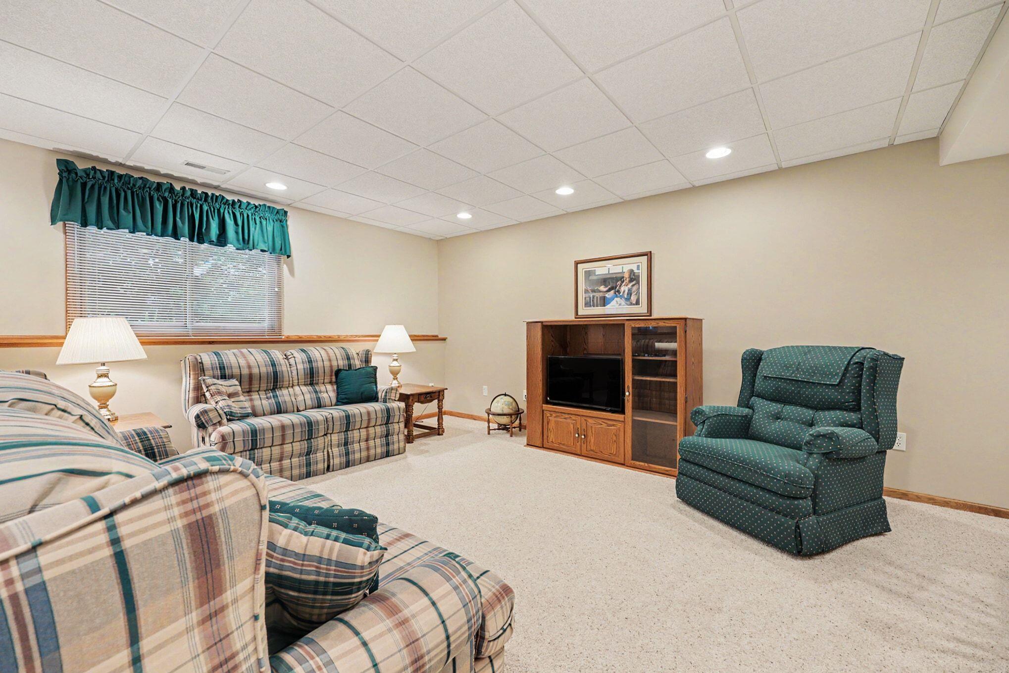 2045 Meadowdale Drive NW Grand Rapids MI 49504