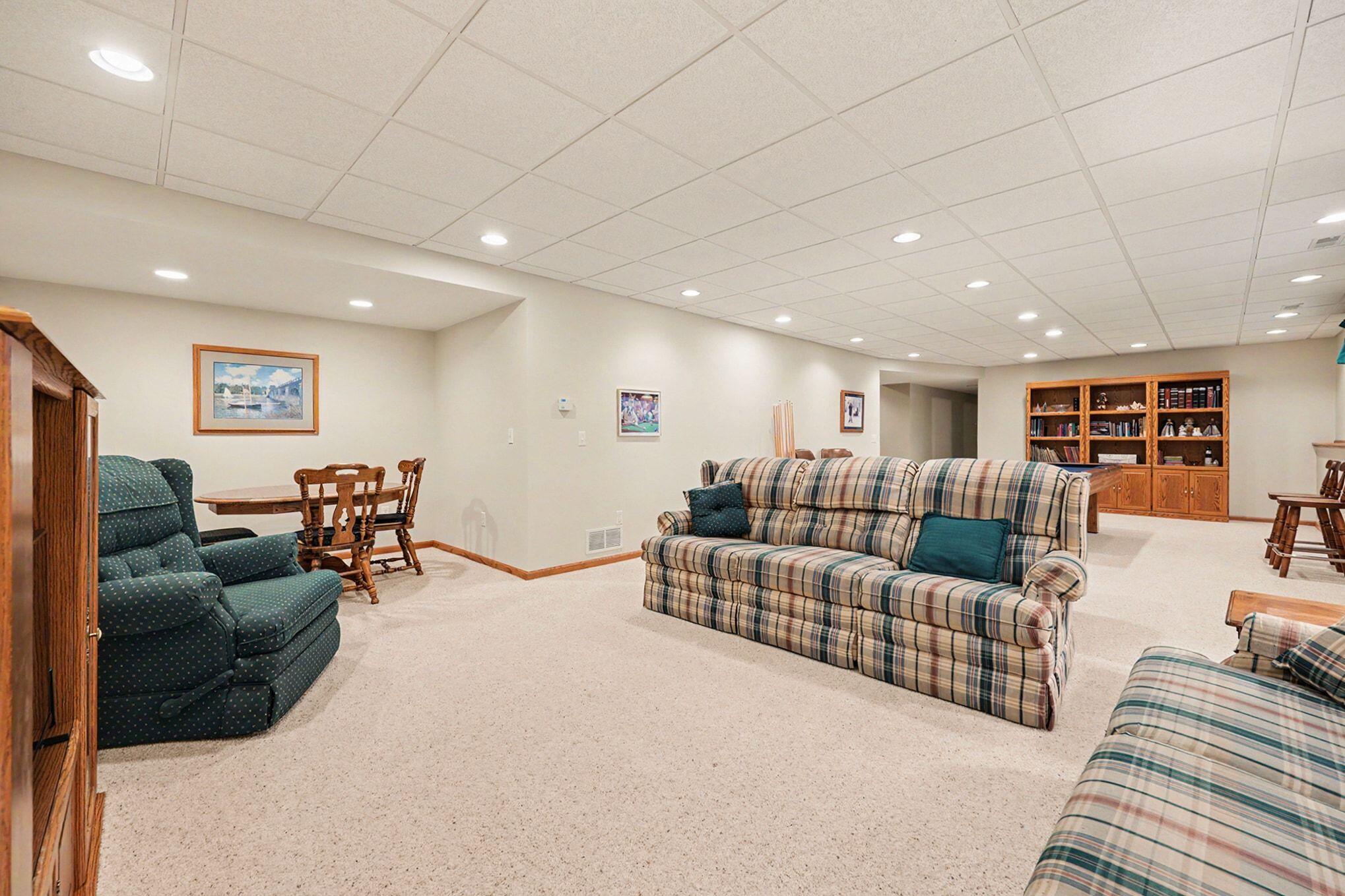 2045 Meadowdale Drive NW Grand Rapids MI 49504