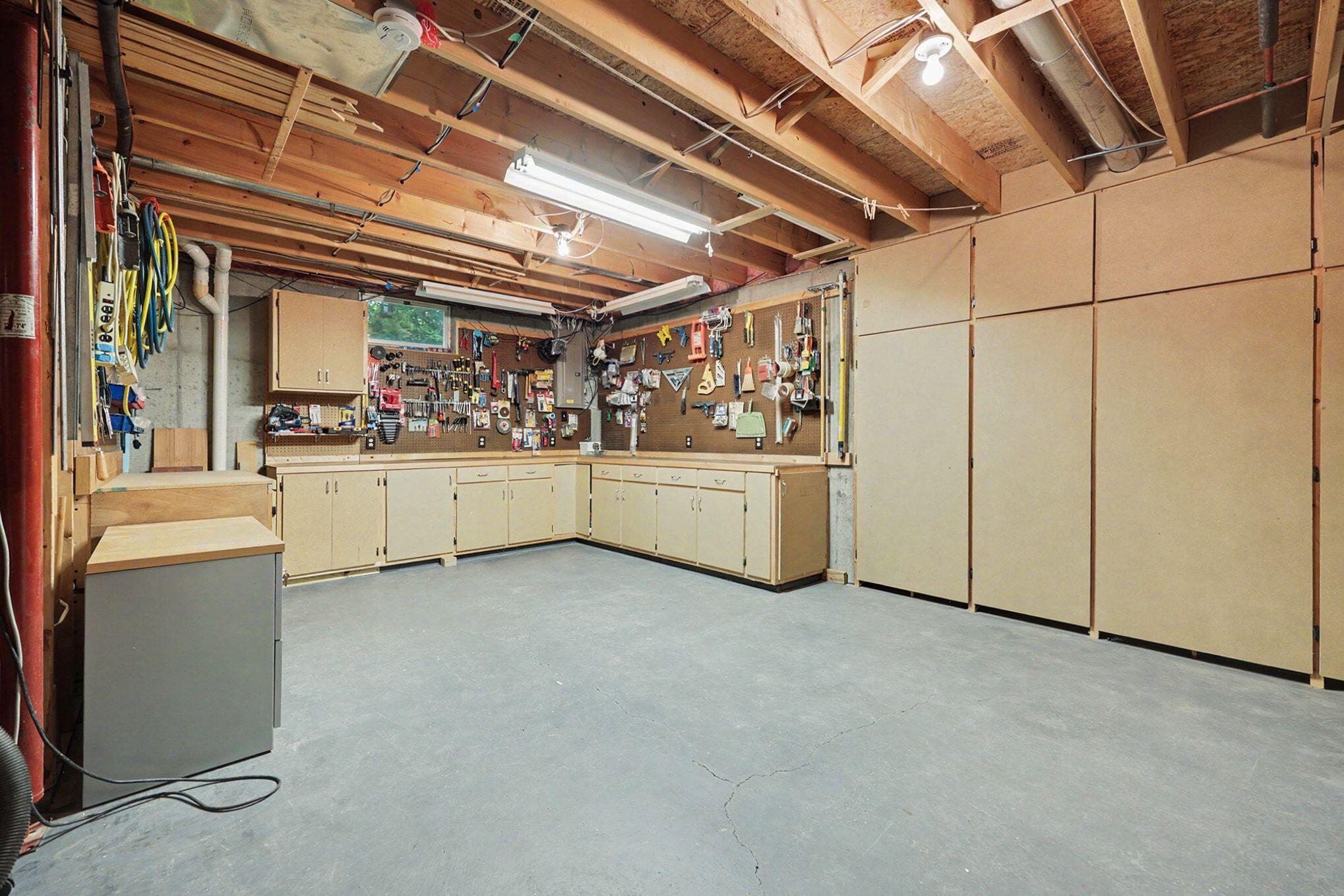 2045 Meadowdale Drive NW Grand Rapids MI 49504