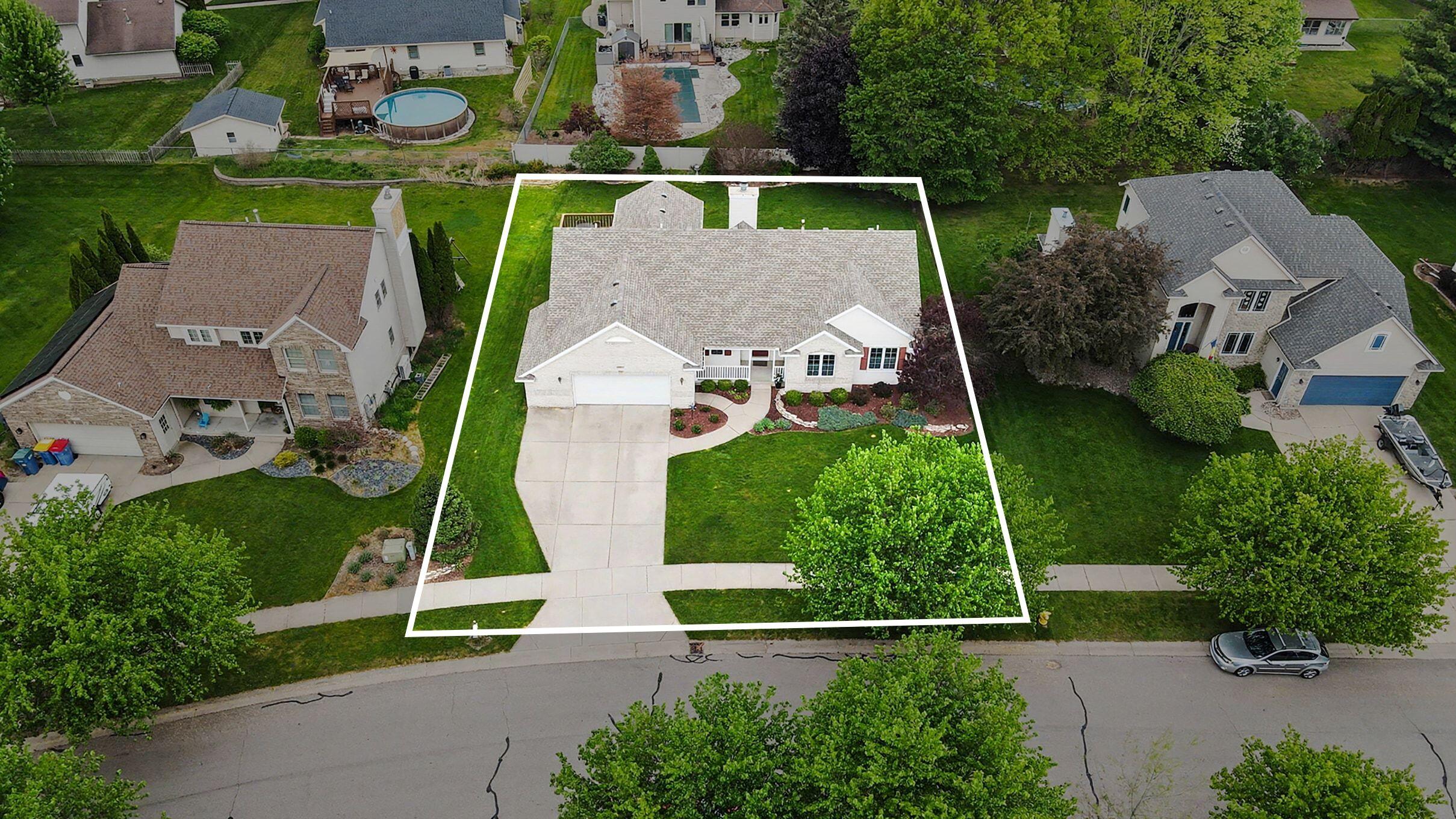 2045 Meadowdale Drive NW Grand Rapids MI 49504