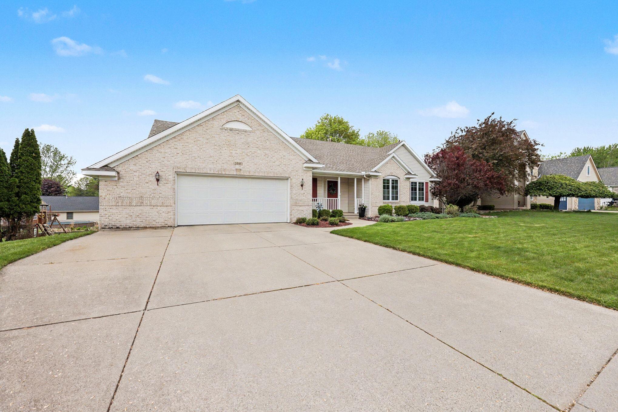 2045 Meadowdale Drive NW Grand Rapids MI 49504