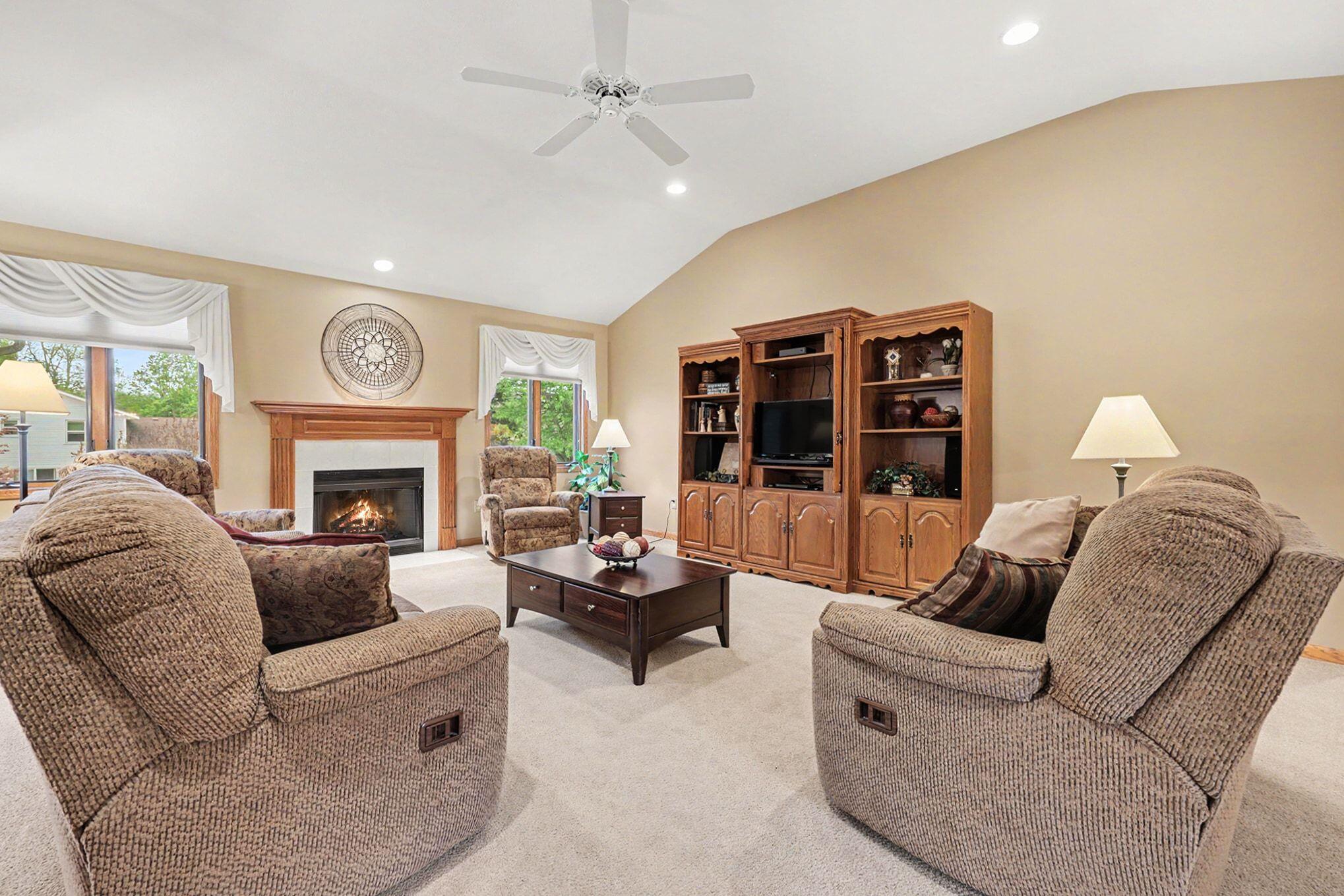 2045 Meadowdale Drive NW Grand Rapids MI 49504