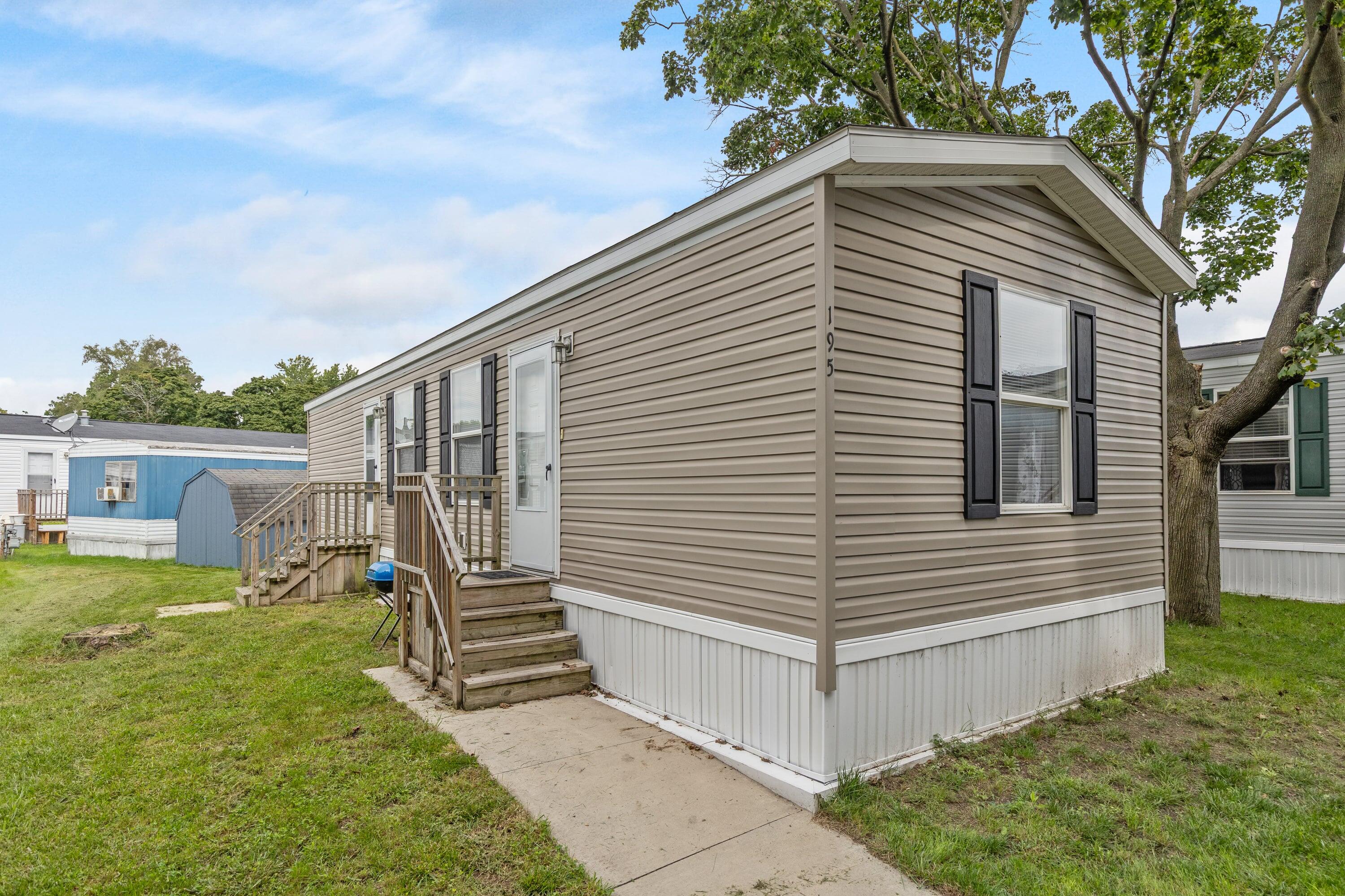195 S Green Meadow Street SE Grand Rapids MI 49548