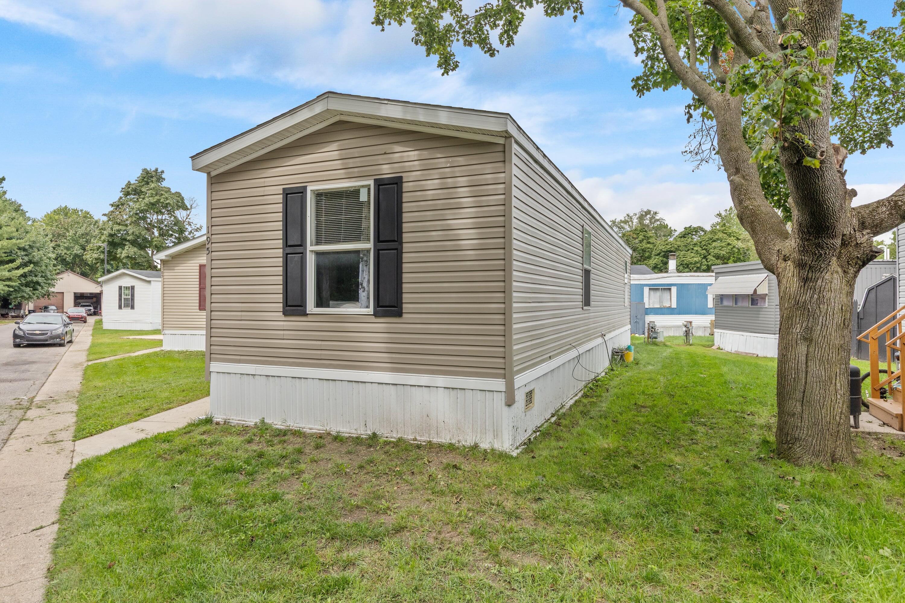 195 S Green Meadow Street SE Grand Rapids MI 49548