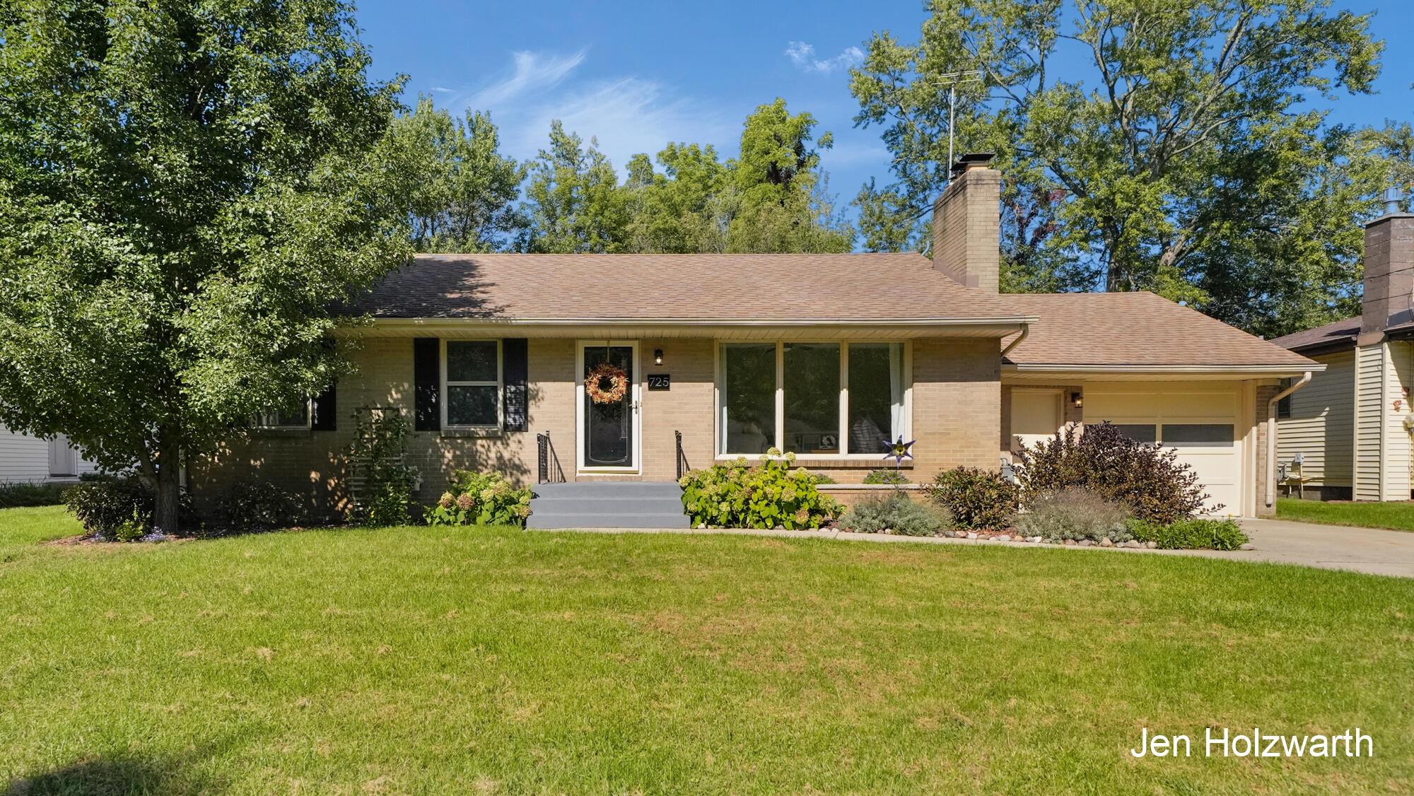 725 Parkway Drive NE Grand Rapids MI 49525