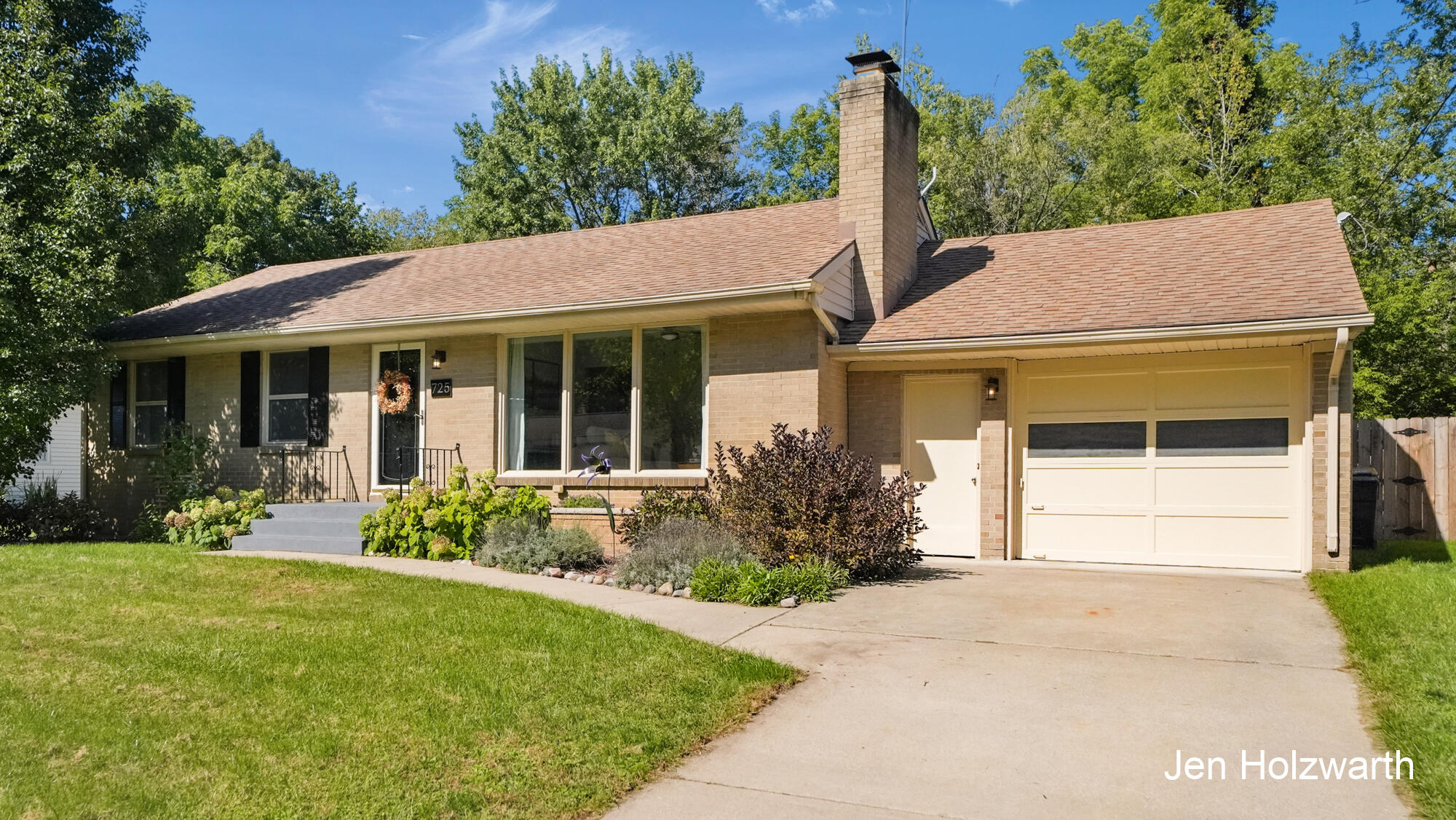 725 Parkway Drive NE Grand Rapids MI 49525