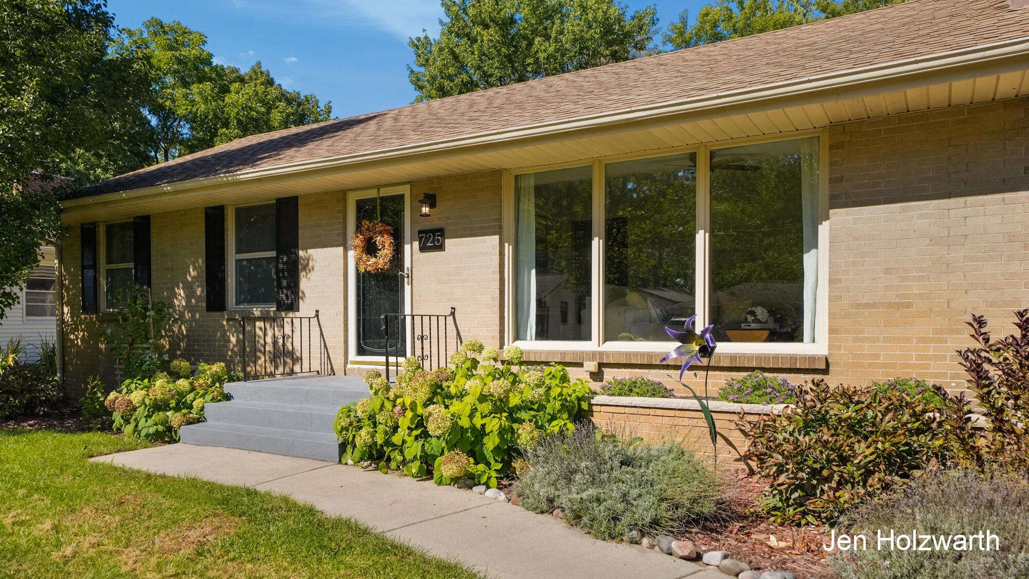 725 Parkway Drive NE Grand Rapids MI 49525