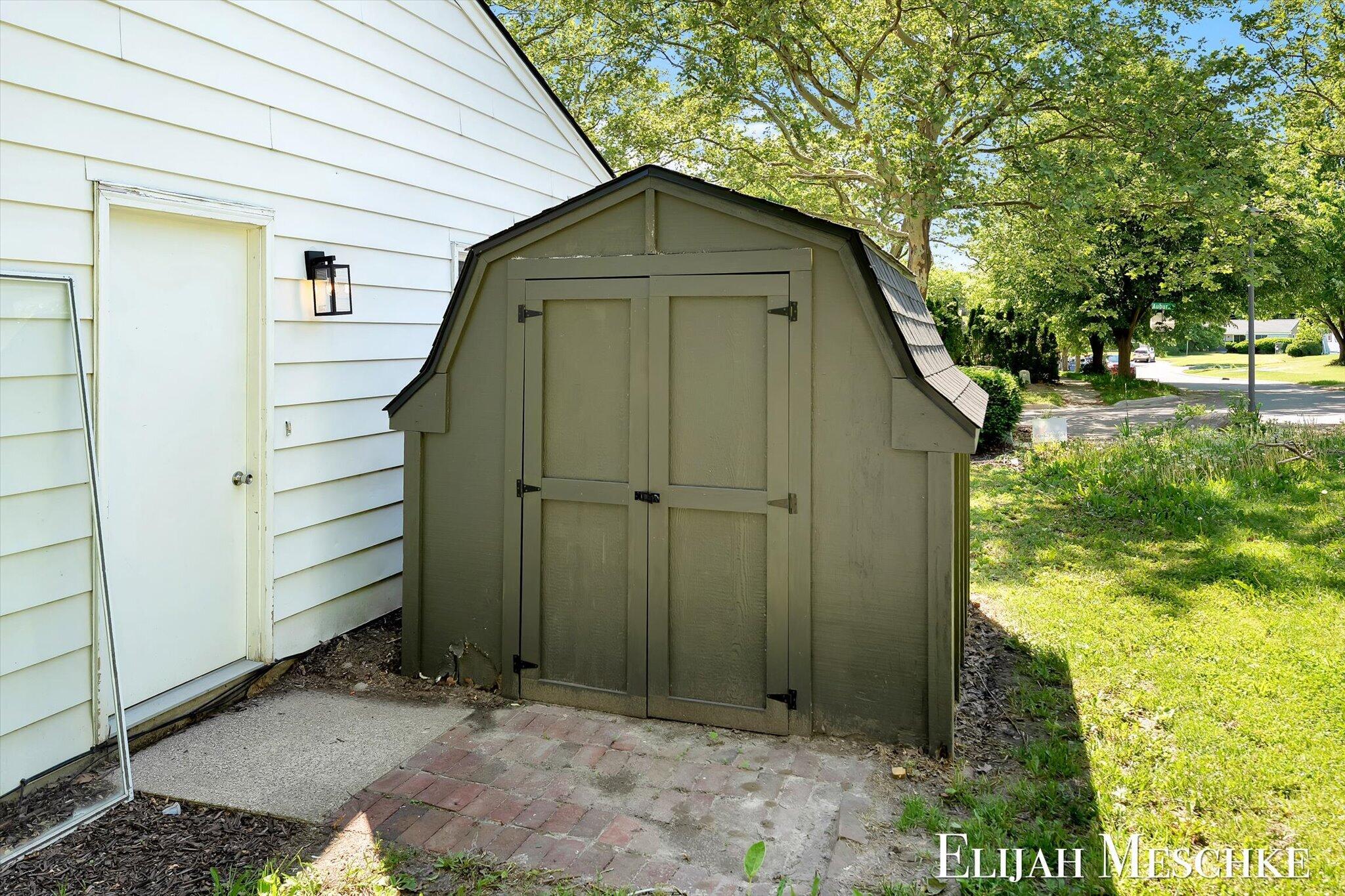 1738 Auburn Avenue NE Grand Rapids MI 49505