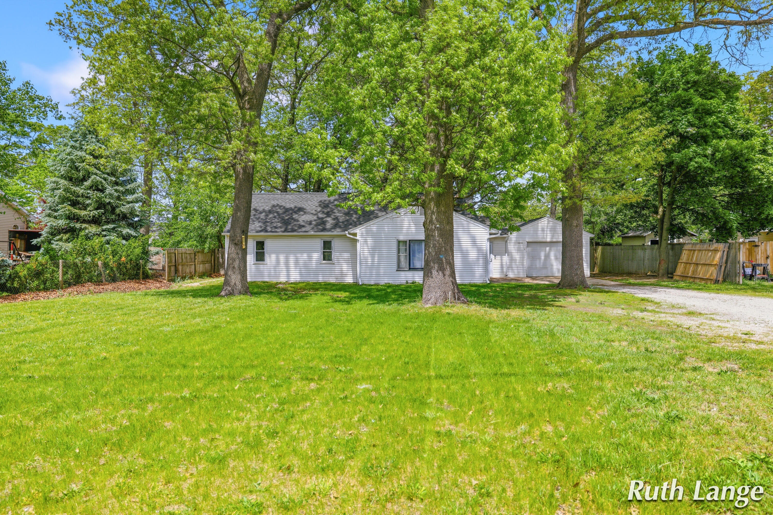 1640 Mclaughlin Avenue Muskegon MI 49442