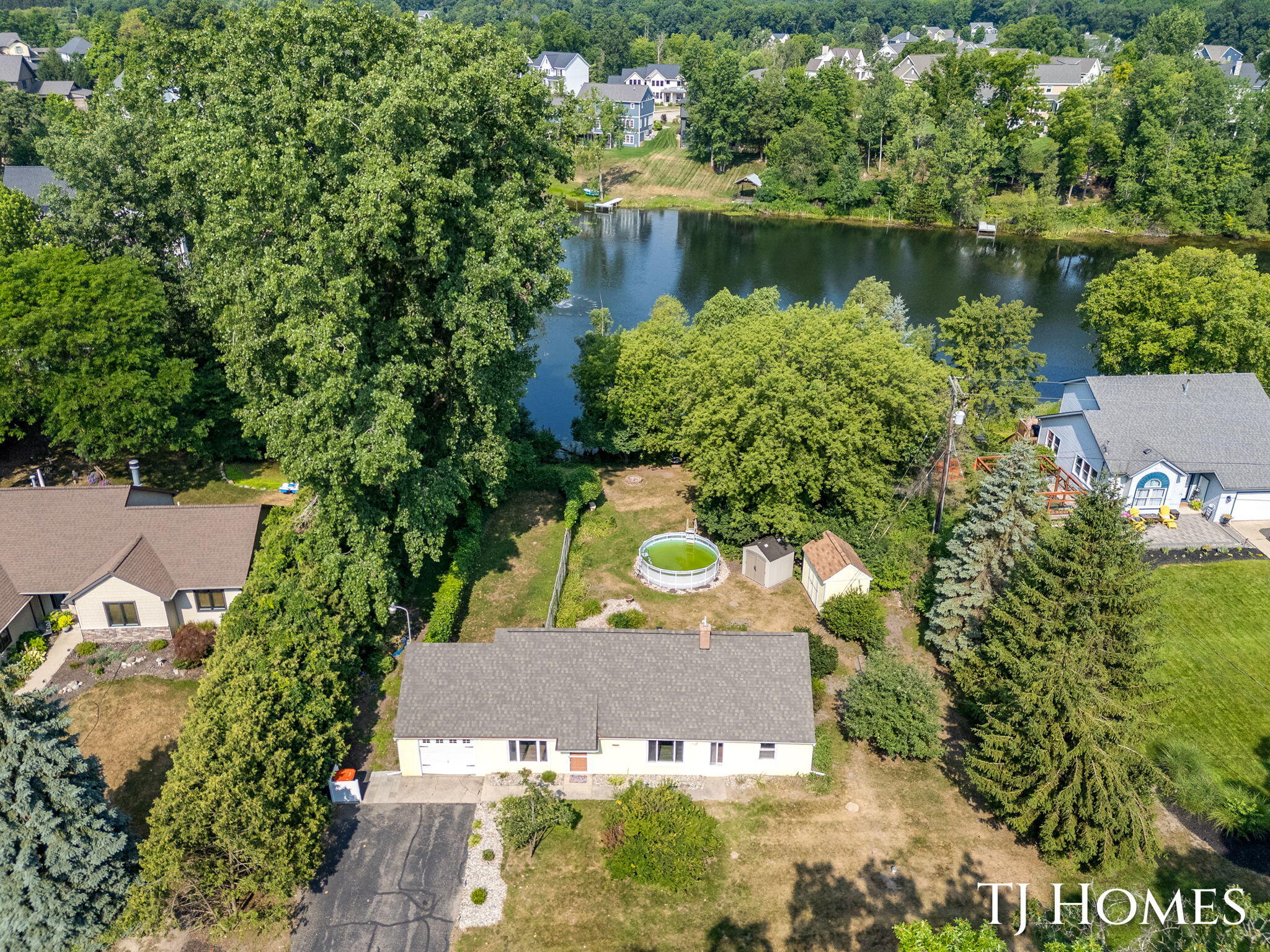 2215 Maguire Avenue NE Grand Rapids MI 49525