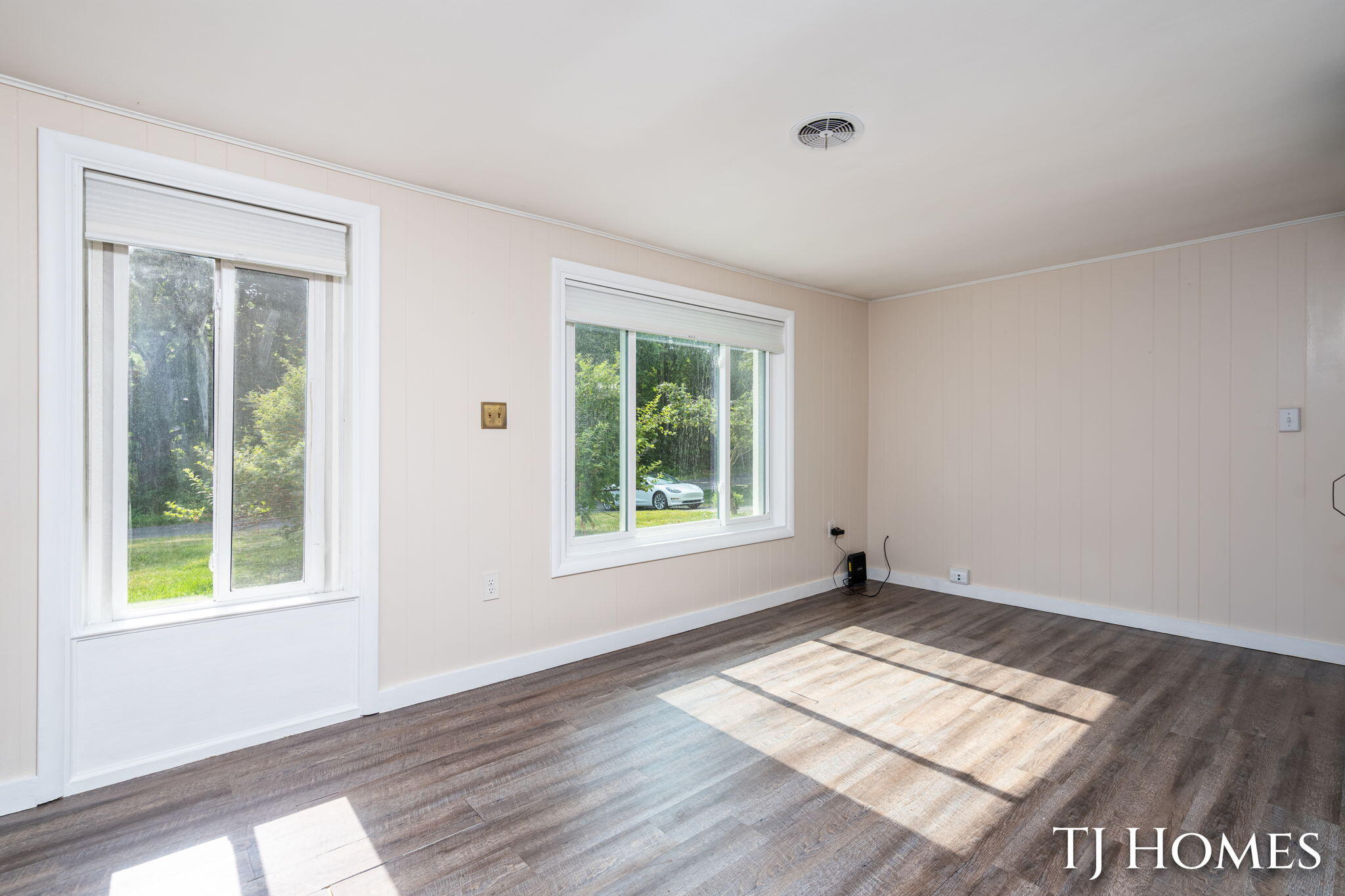 2215 Maguire Avenue NE Grand Rapids MI 49525