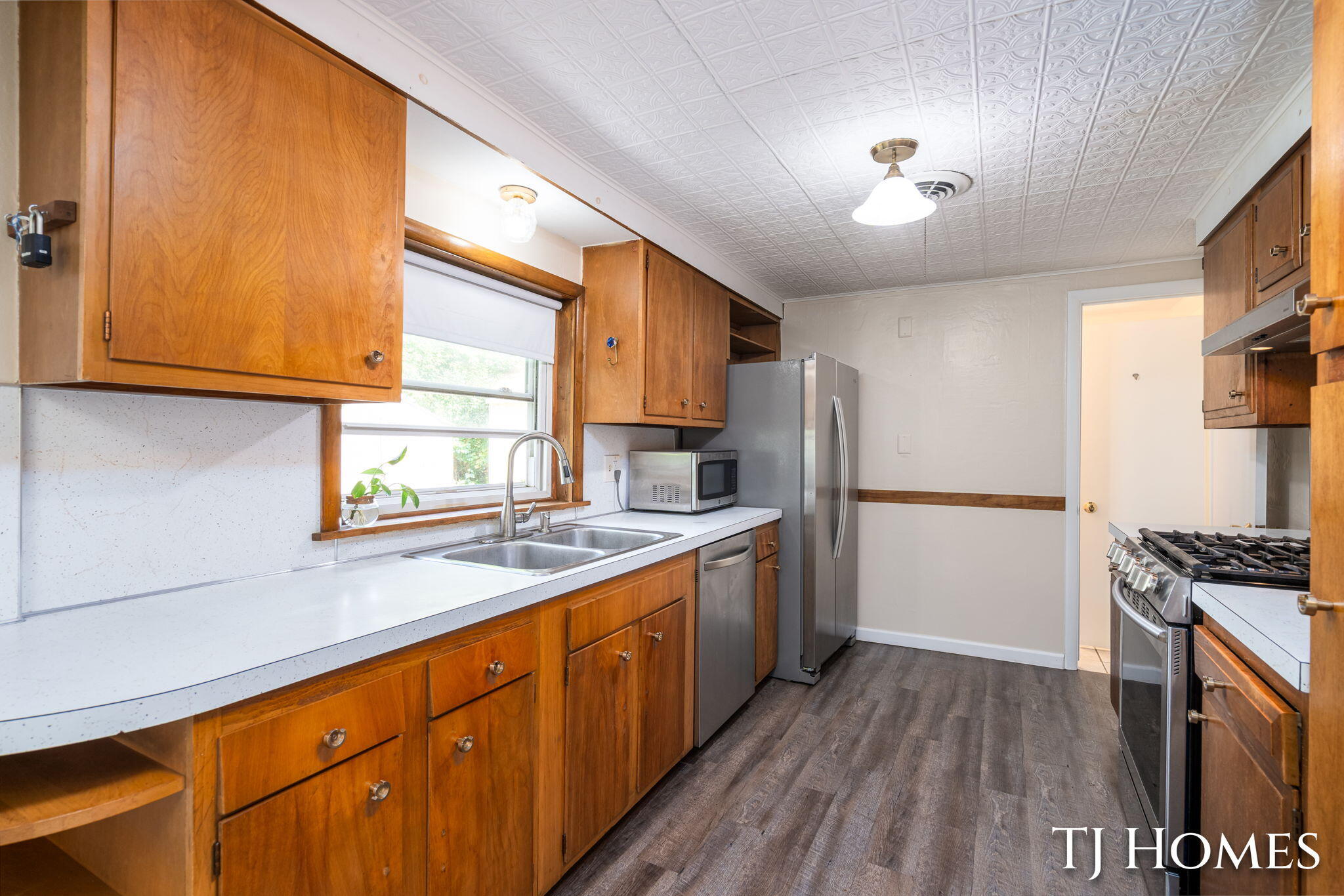 2215 Maguire Avenue NE Grand Rapids MI 49525