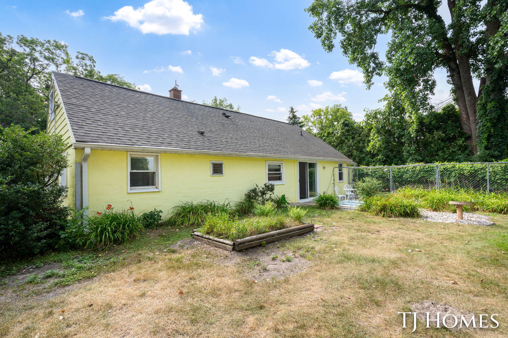 2215 Maguire Avenue NE Grand Rapids MI 49525