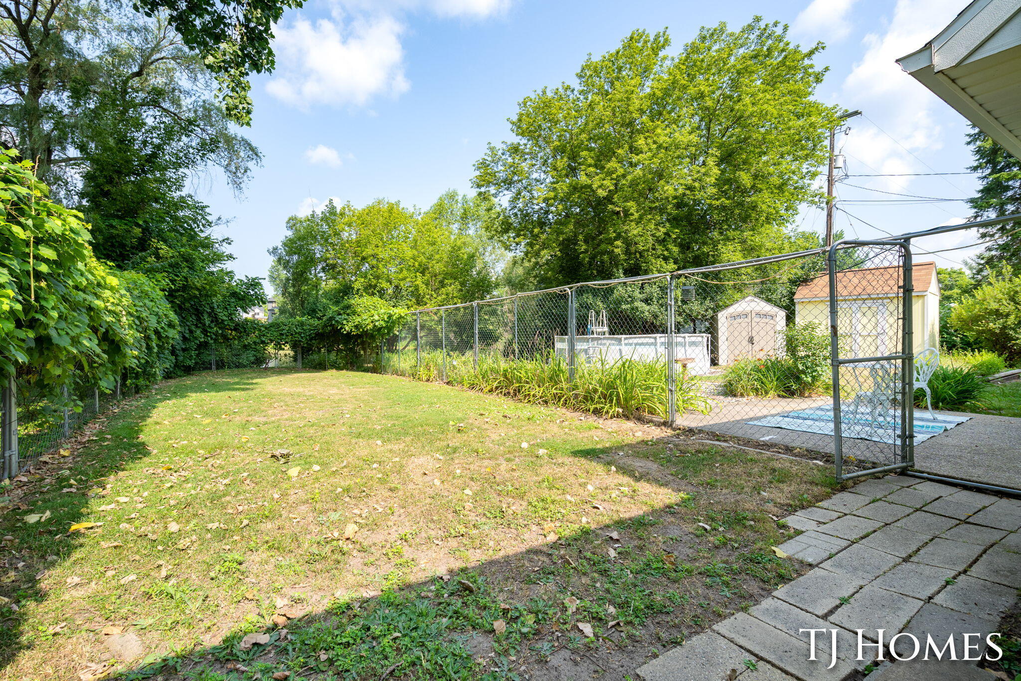 2215 Maguire Avenue NE Grand Rapids MI 49525