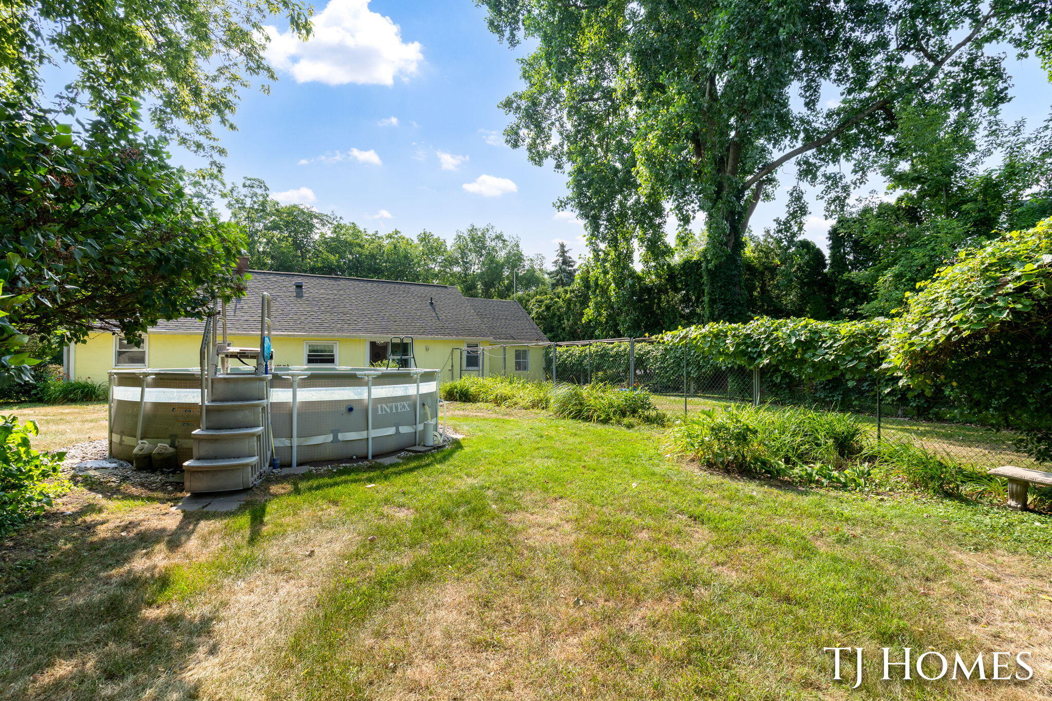 2215 Maguire Avenue NE Grand Rapids MI 49525