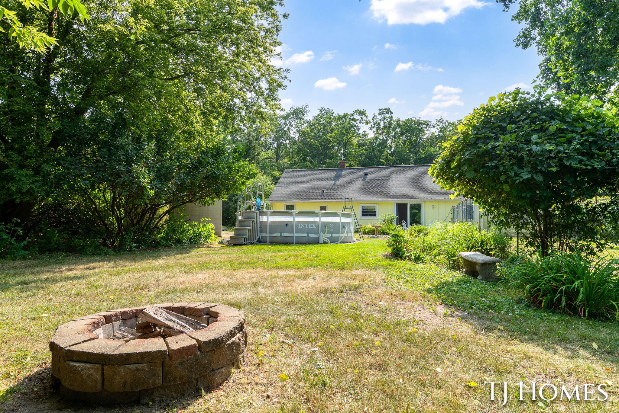 2215 Maguire Avenue NE Grand Rapids MI 49525