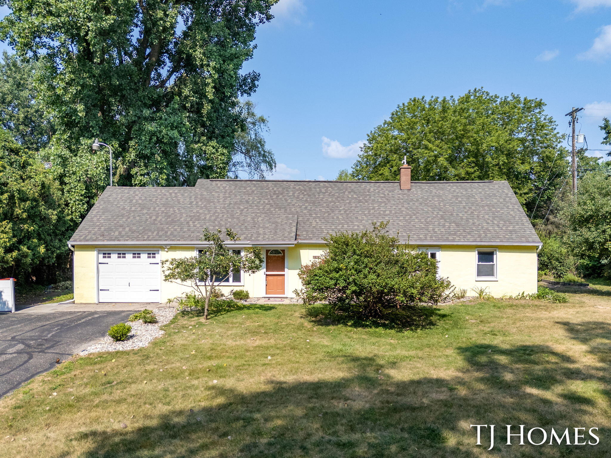 2215 Maguire Avenue NE Grand Rapids MI 49525