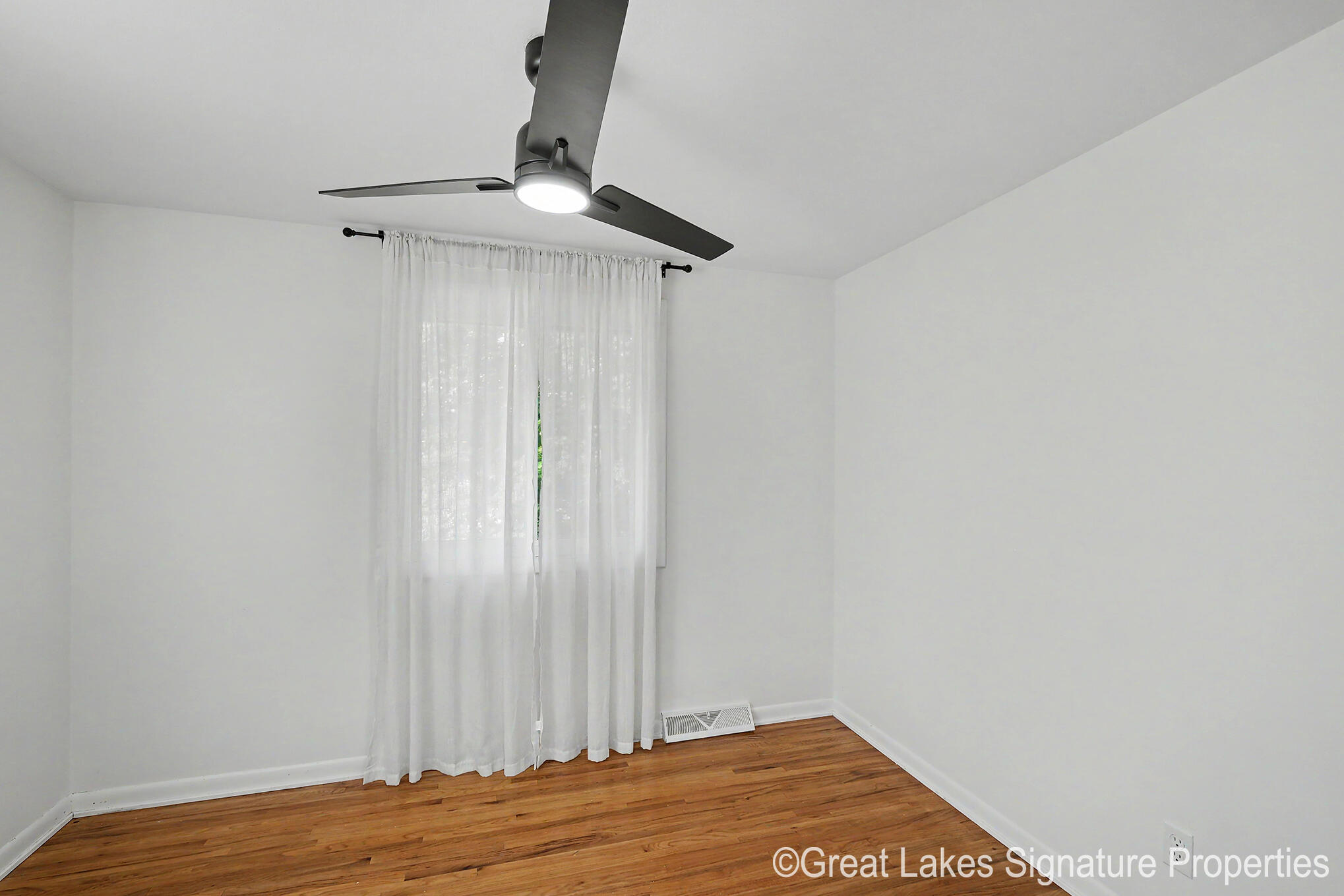 8282 Courtland Drive NE Rockford MI 49341