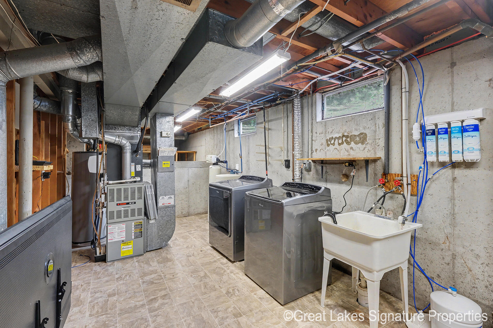 8282 Courtland Drive NE Rockford MI 49341