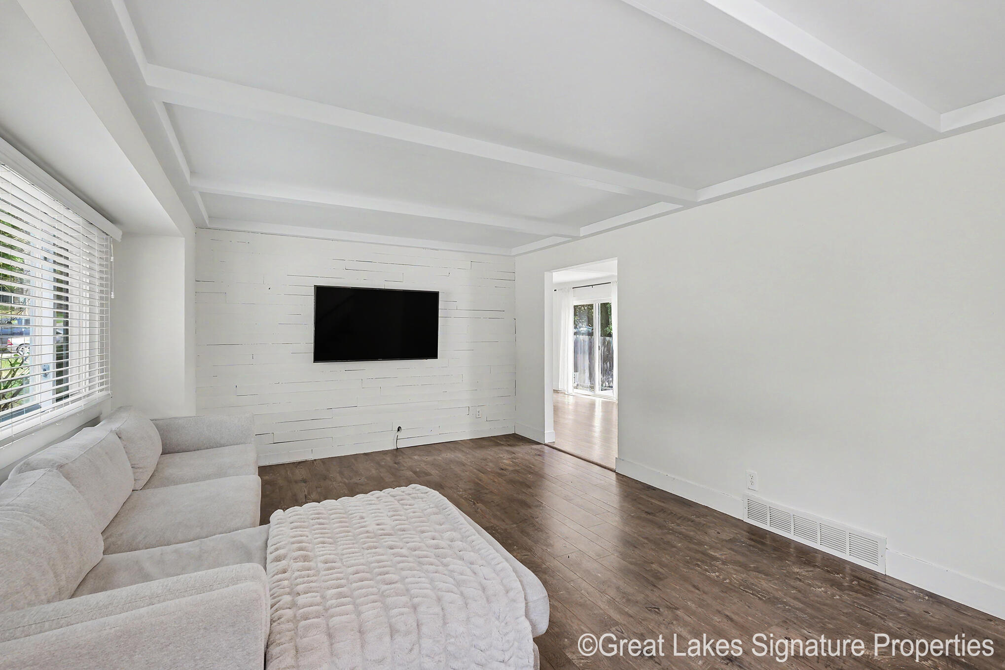 8282 Courtland Drive NE Rockford MI 49341