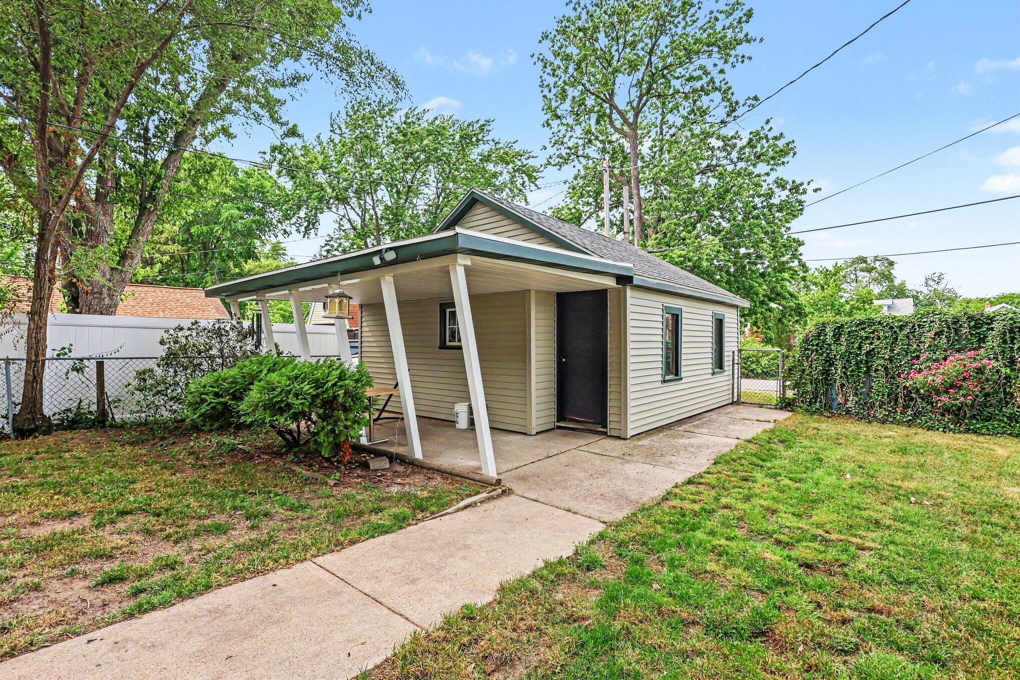 293 W 20th Street Holland MI 49423