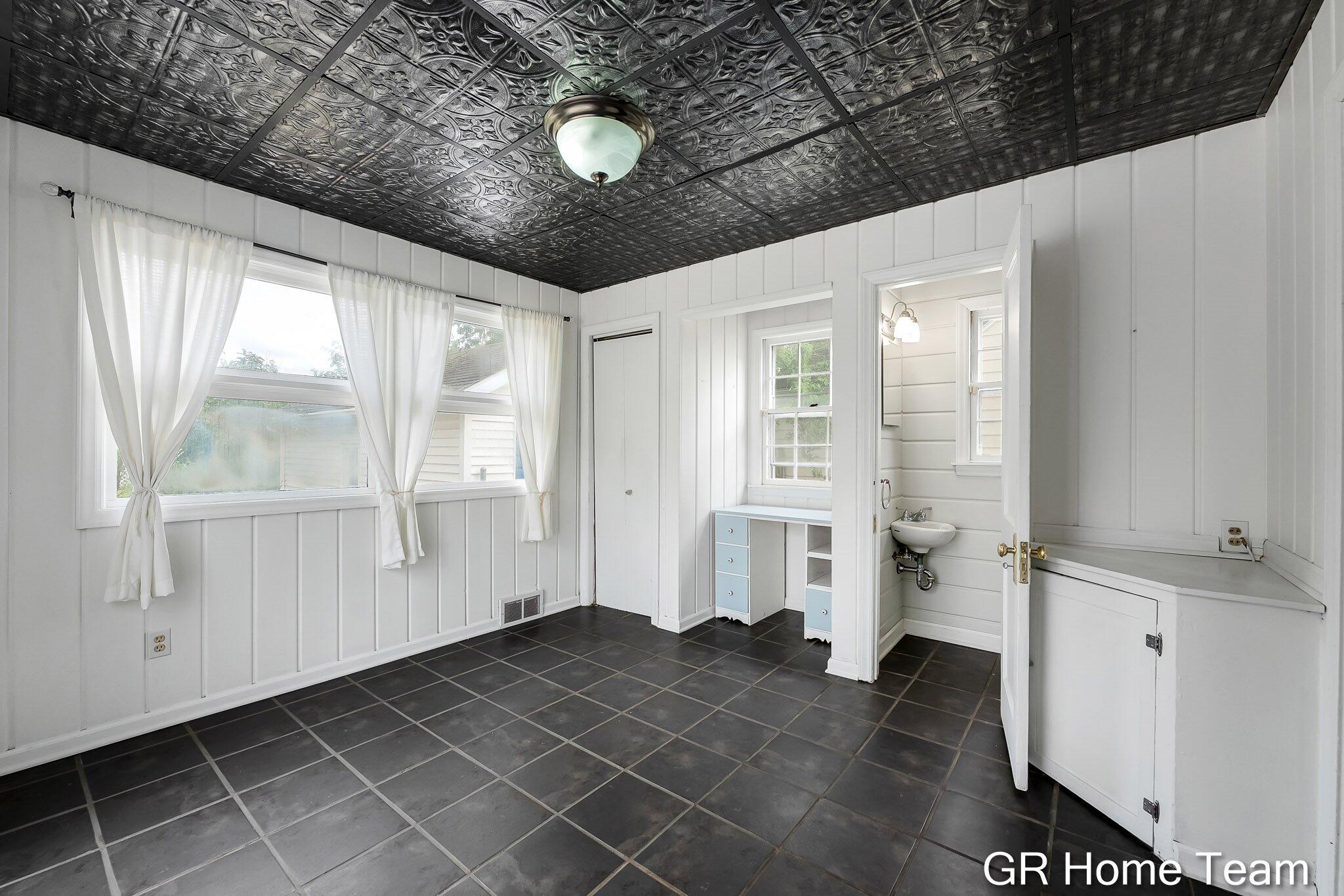 2138 Houseman Avenue NE Grand Rapids MI 49505
