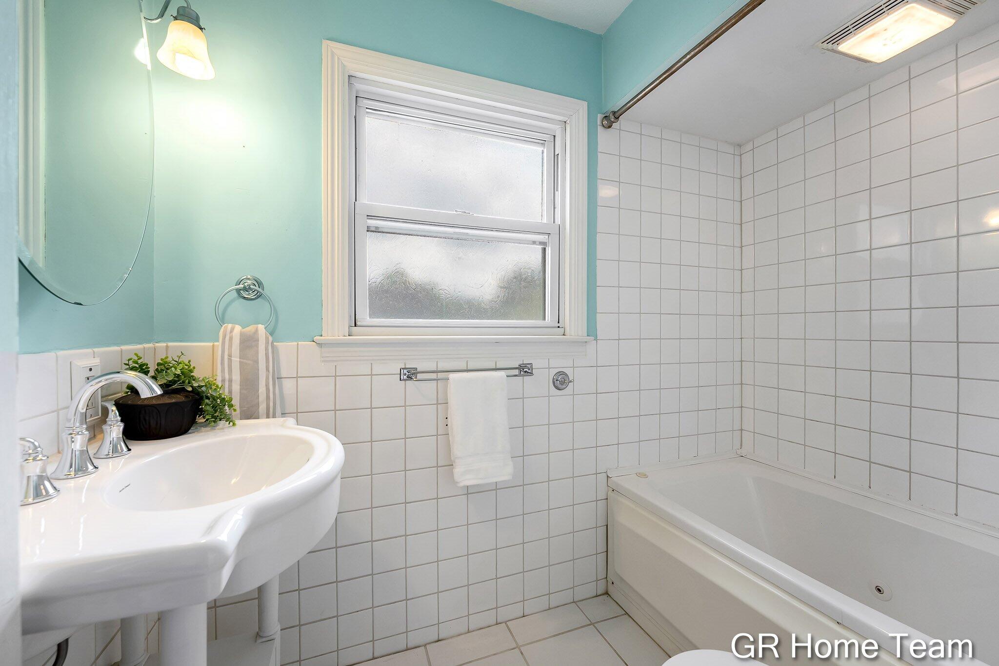 2138 Houseman Avenue NE Grand Rapids MI 49505