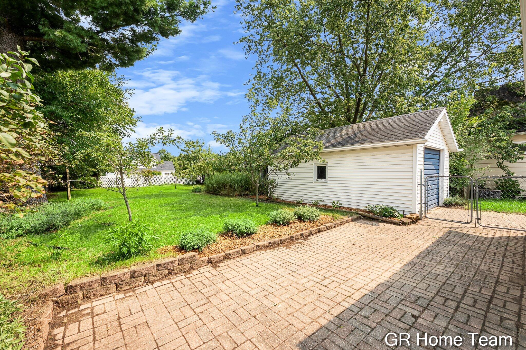 2138 Houseman Avenue NE Grand Rapids MI 49505