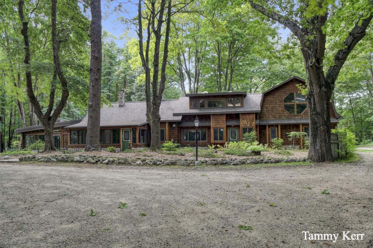 2450 Lakeshore Drive Fennville MI 49408