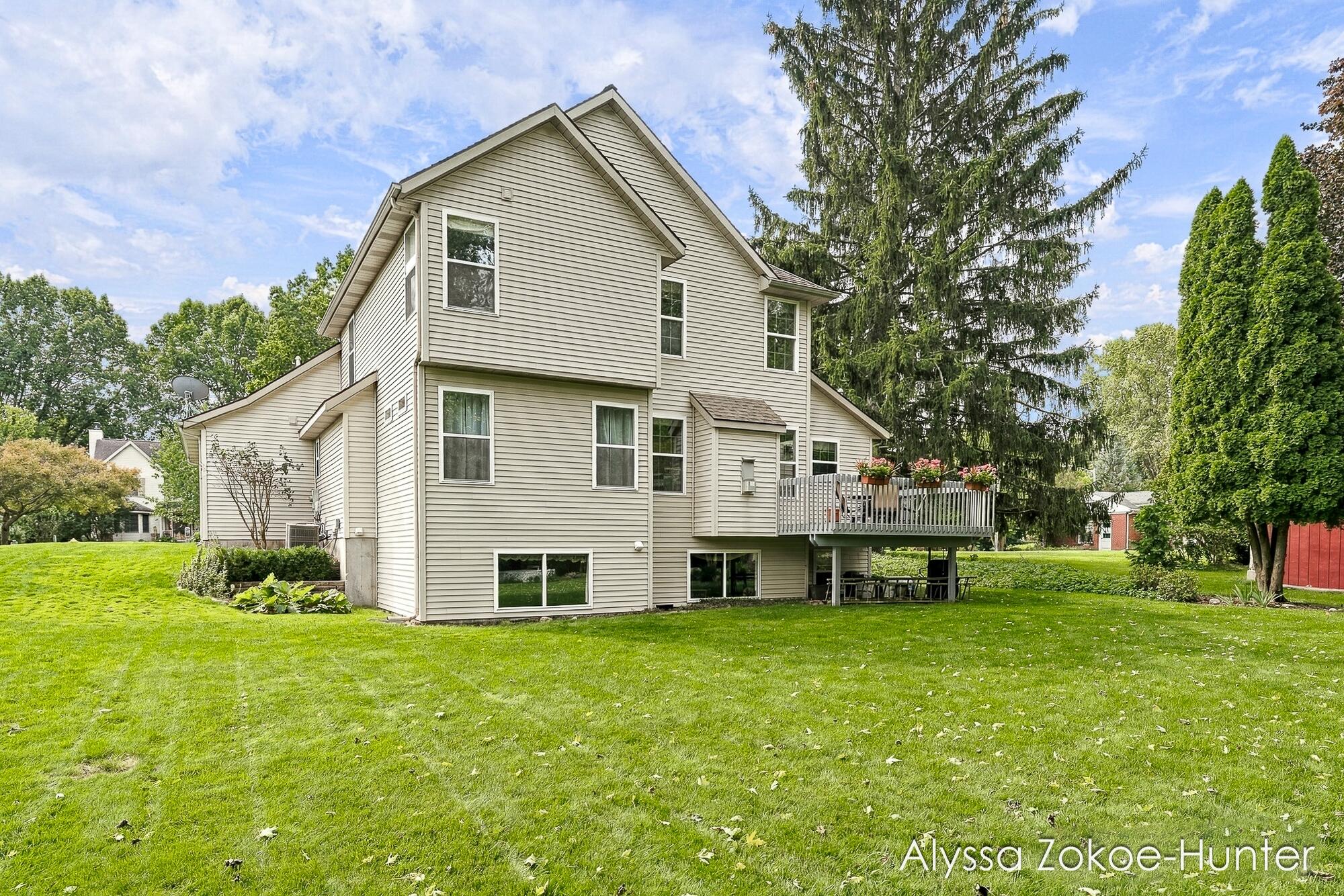 2739 Wellspring NW Grand Rapids MI 49504