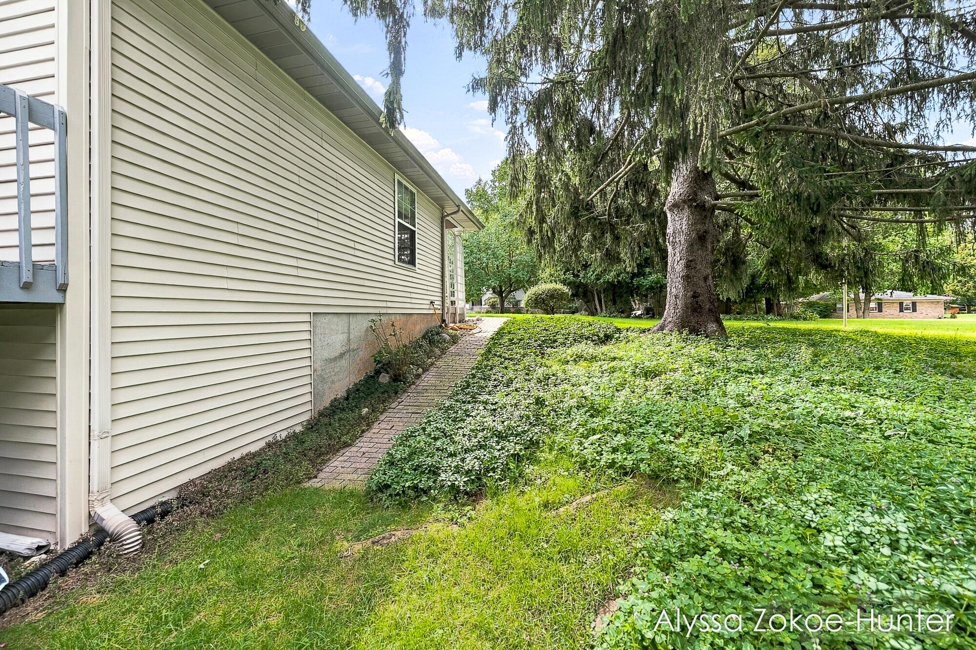 2739 Wellspring NW Grand Rapids MI 49504