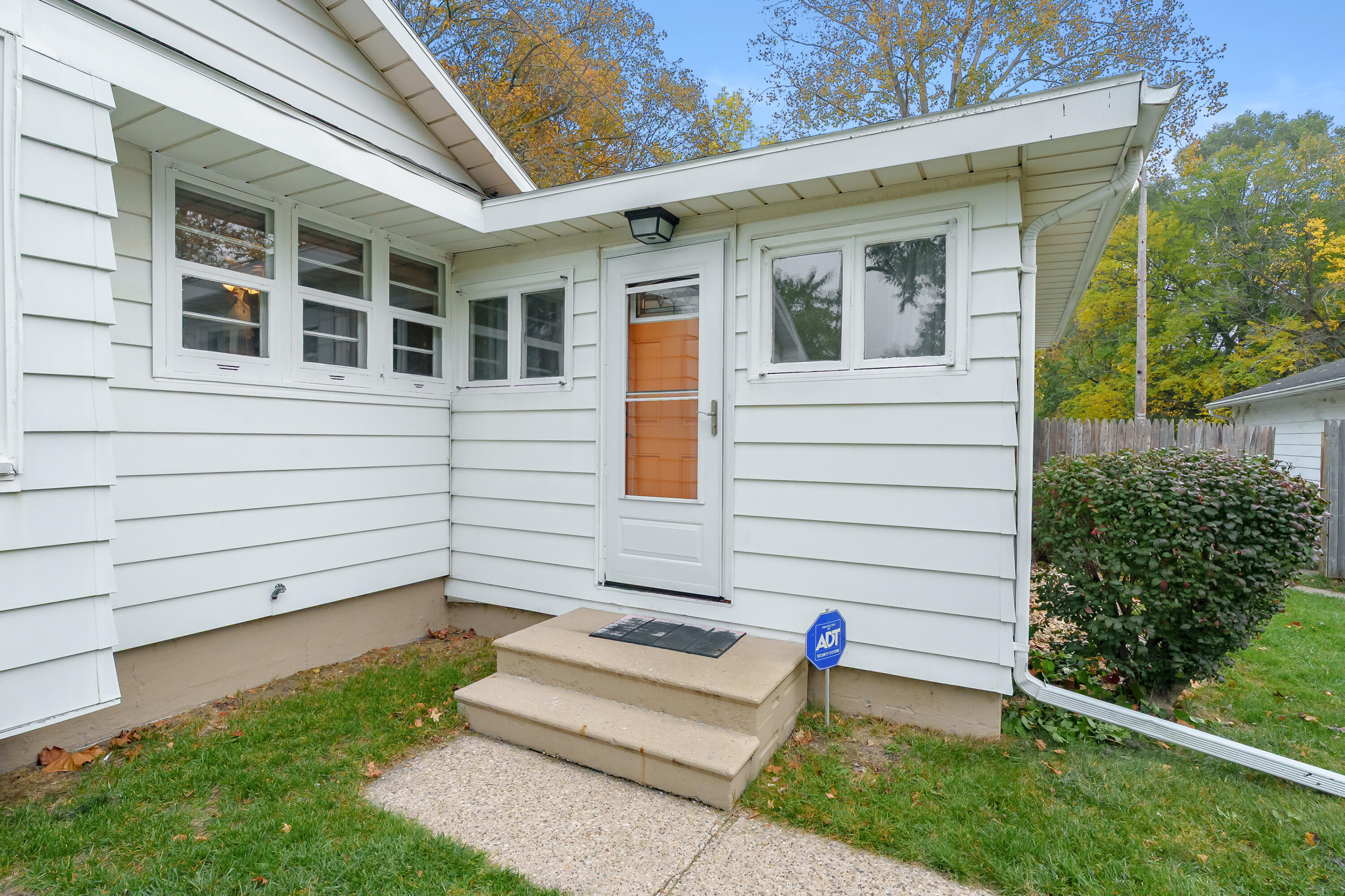 1753 E Ogden Circle Benton Harbor MI 49022