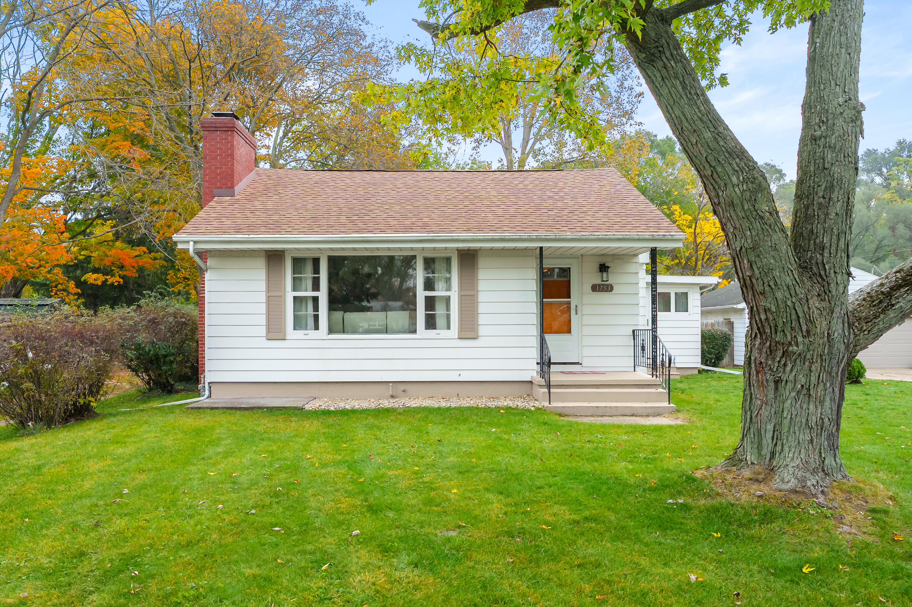 1753 E Ogden Circle Benton Harbor MI 49022