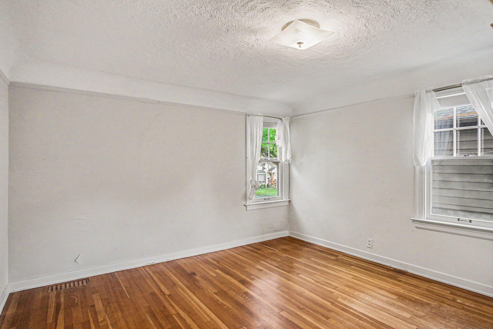 52 Baynton Avenue NE Grand Rapids MI 49503