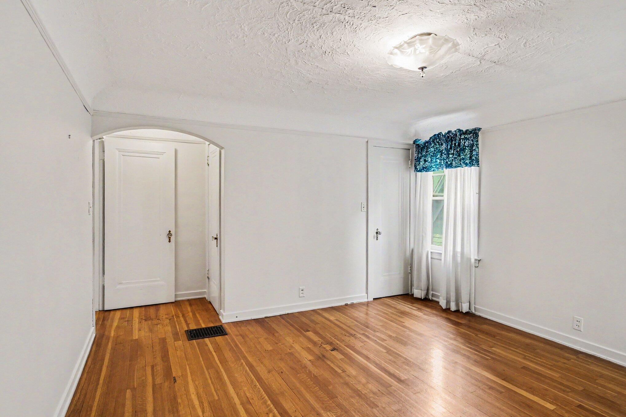 52 Baynton Avenue NE Grand Rapids MI 49503