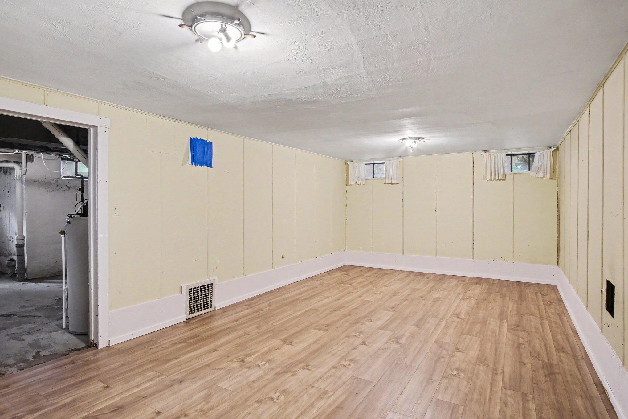 52 Baynton Avenue NE Grand Rapids MI 49503