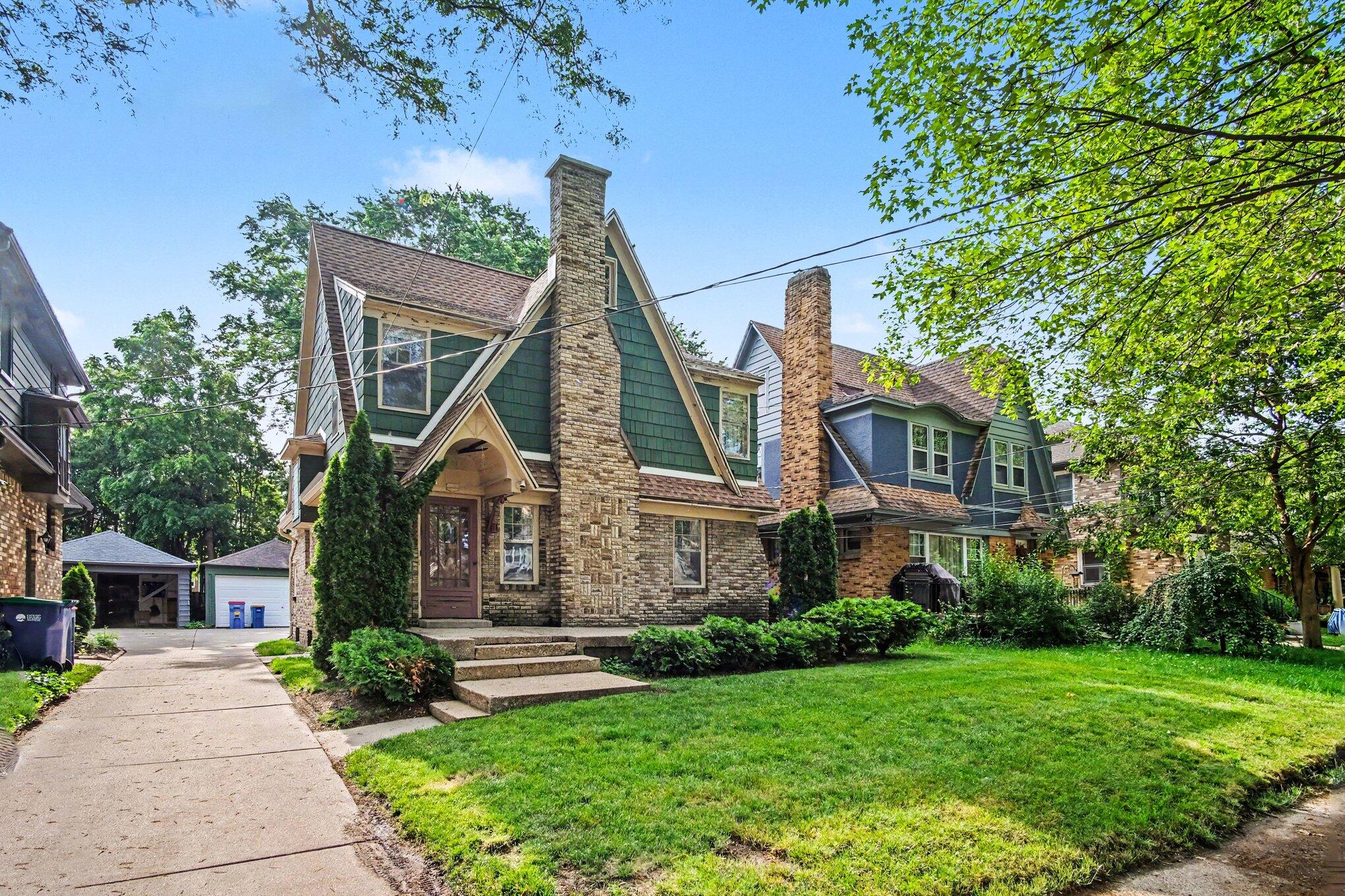52 Baynton Avenue NE Grand Rapids MI 49503