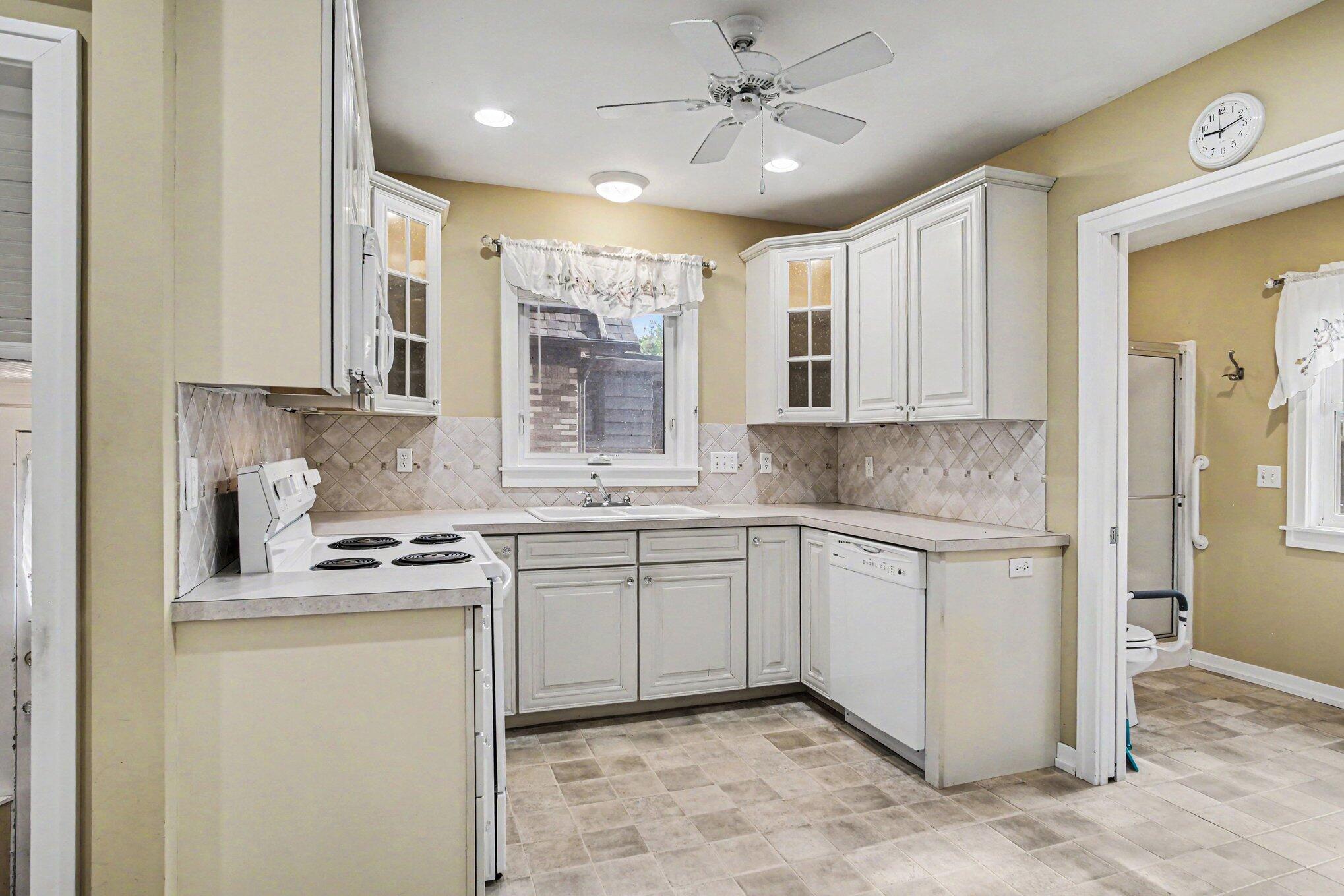 52 Baynton Avenue NE Grand Rapids MI 49503