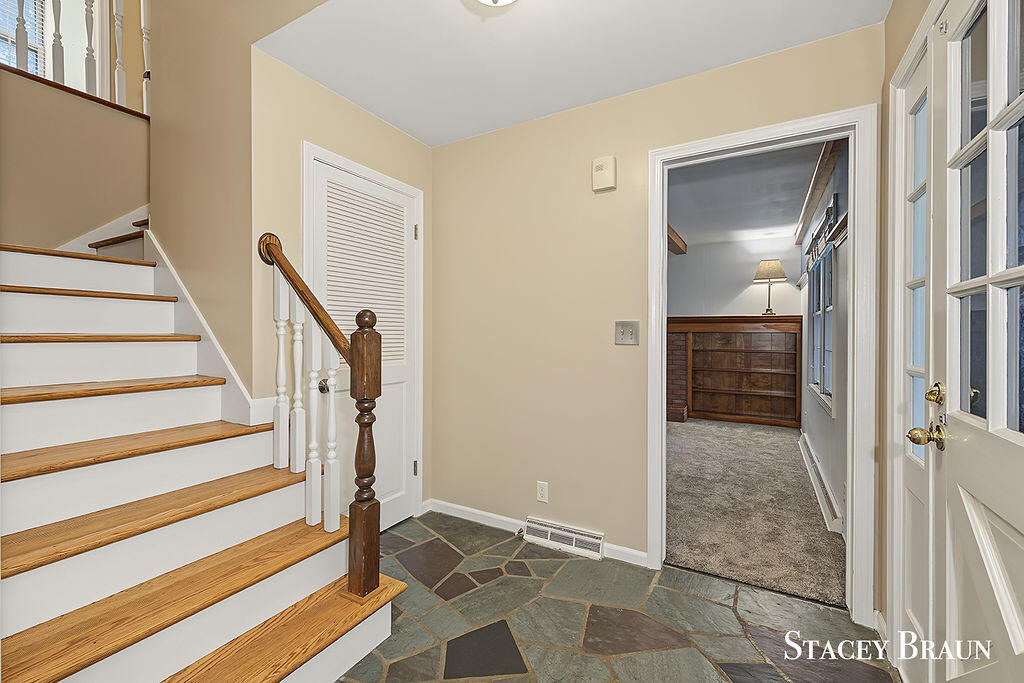 2165 SE Shawnee Drive SE Grand Rapids MI 49506